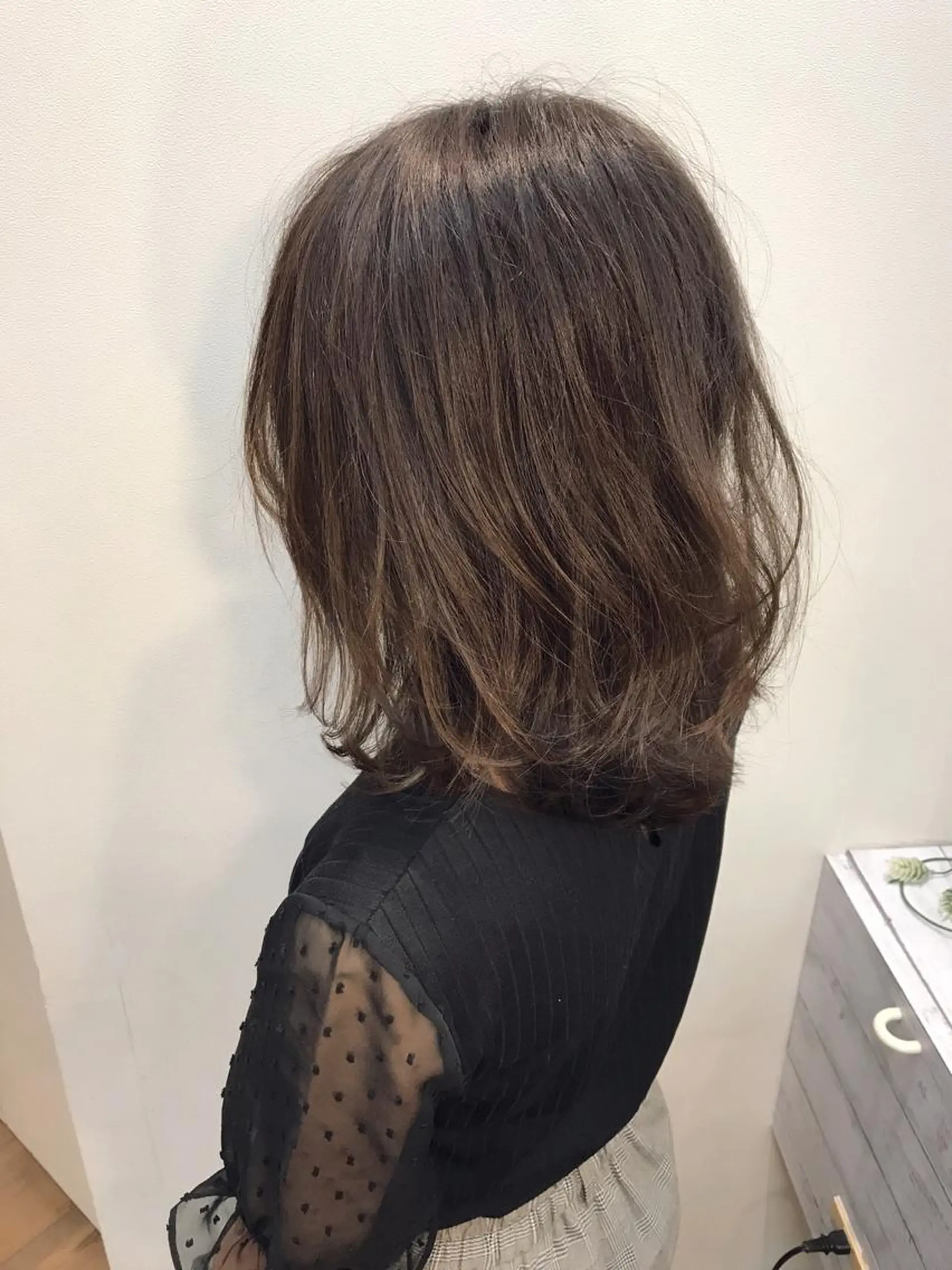 ミディアム カラー 切りっぱなしボブ グレージュ シアーグレージュ ボブ カット トリートメント 髪質改善ｶﾗｰ ｹｱﾌﾞﾘｰﾁ/ﾀﾑのヘアスタイル