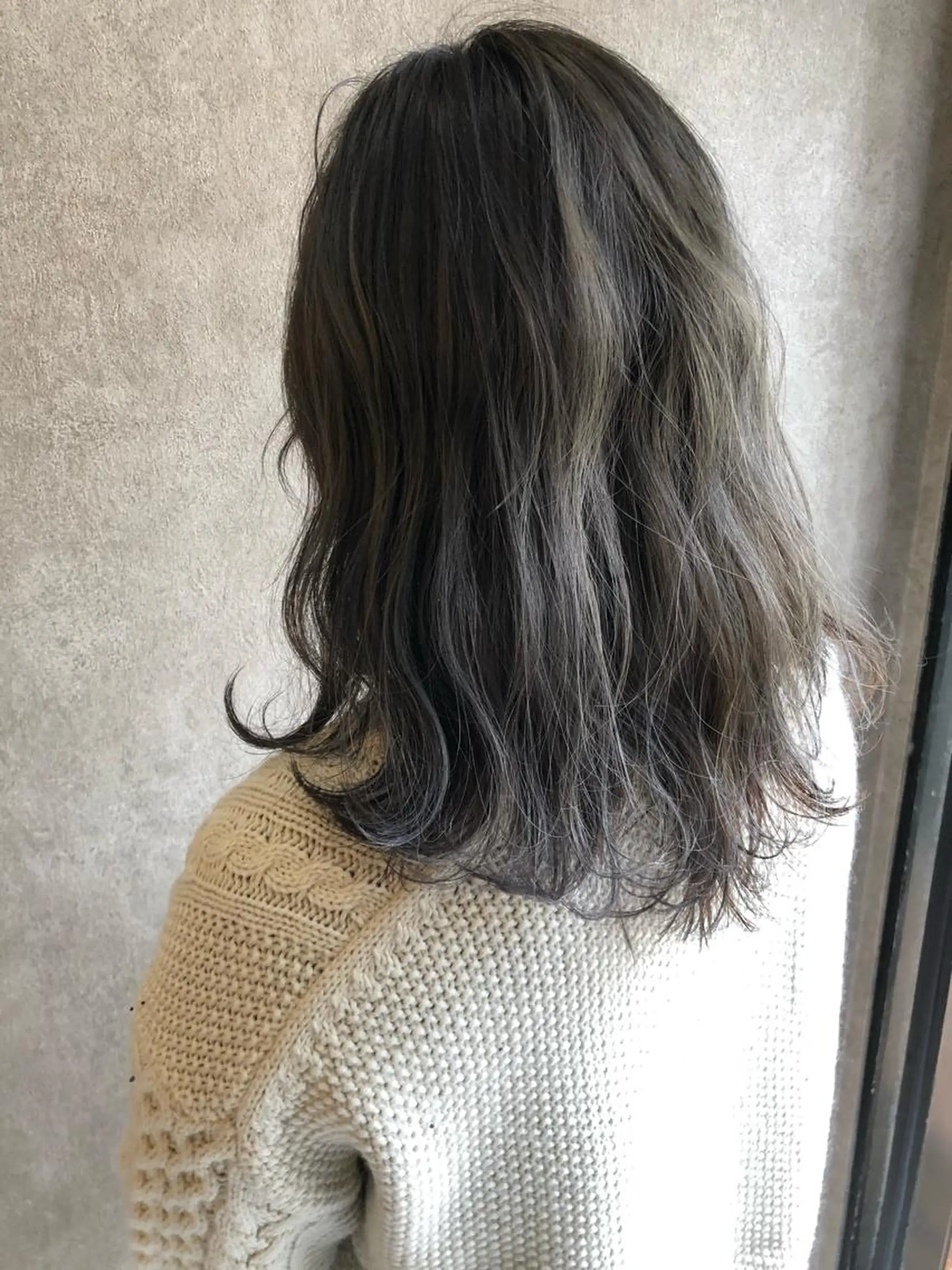 セミロング カラー 顔周りレイヤー/韓国 ブリーチminamiのヘアスタイル