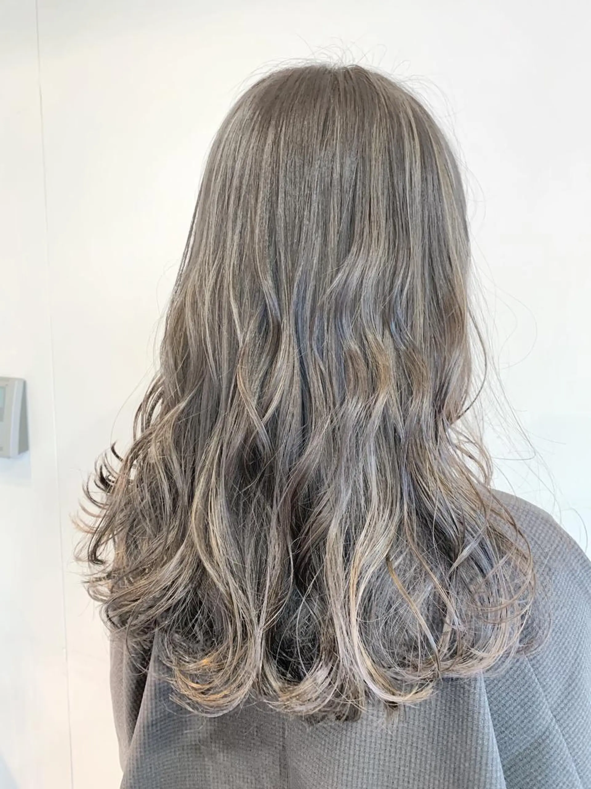 ロング カラー ヘアアレンジ アッシュ アッシュグレー ハイライトカラー ハイライト 🌿‬ ܸAir 透明感🌱西村知佳のヘアスタイル