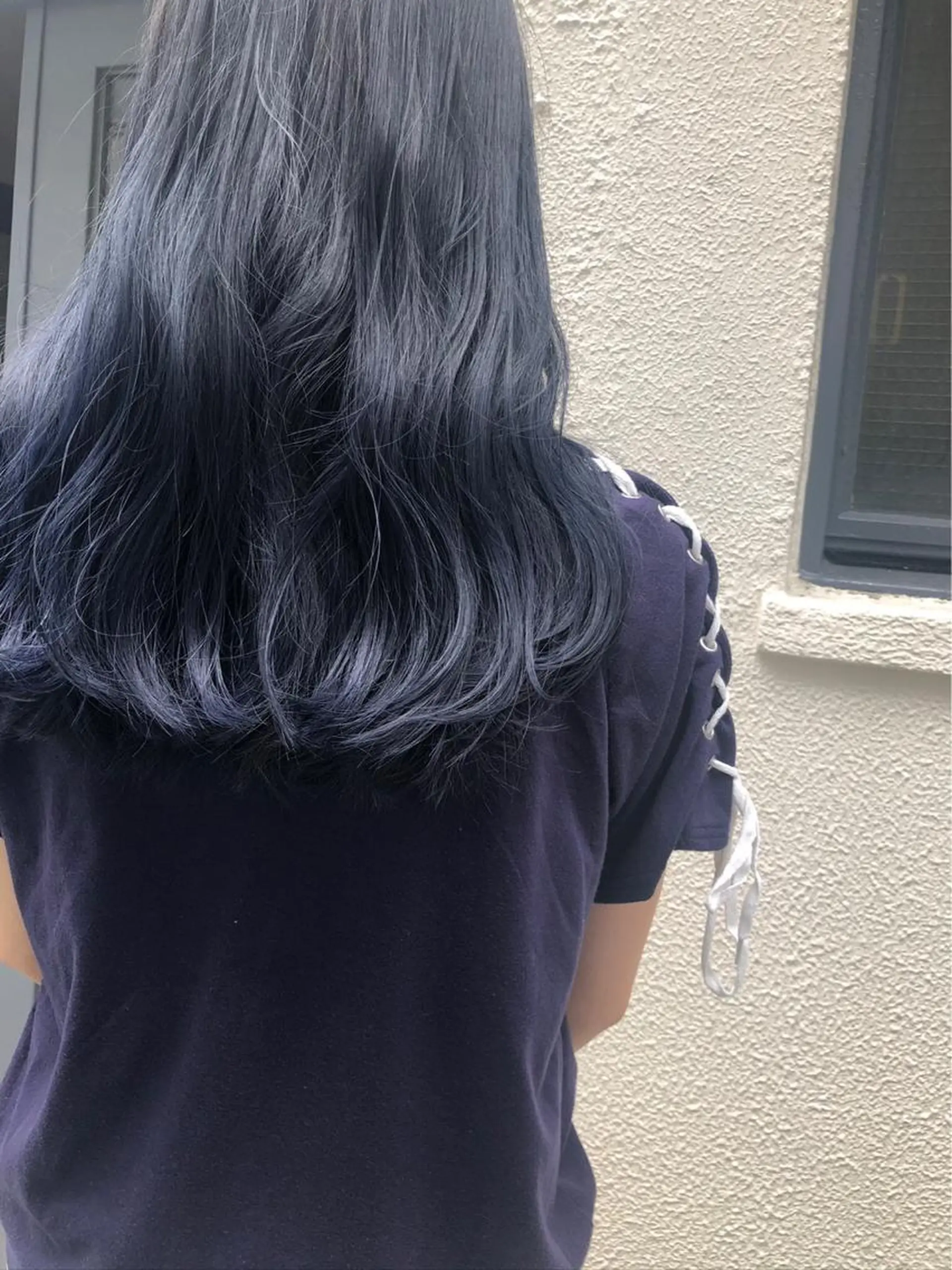 セミロング カラー ブリーチ ネイビーカラー シルバー 西岡 優太のヘアスタイル