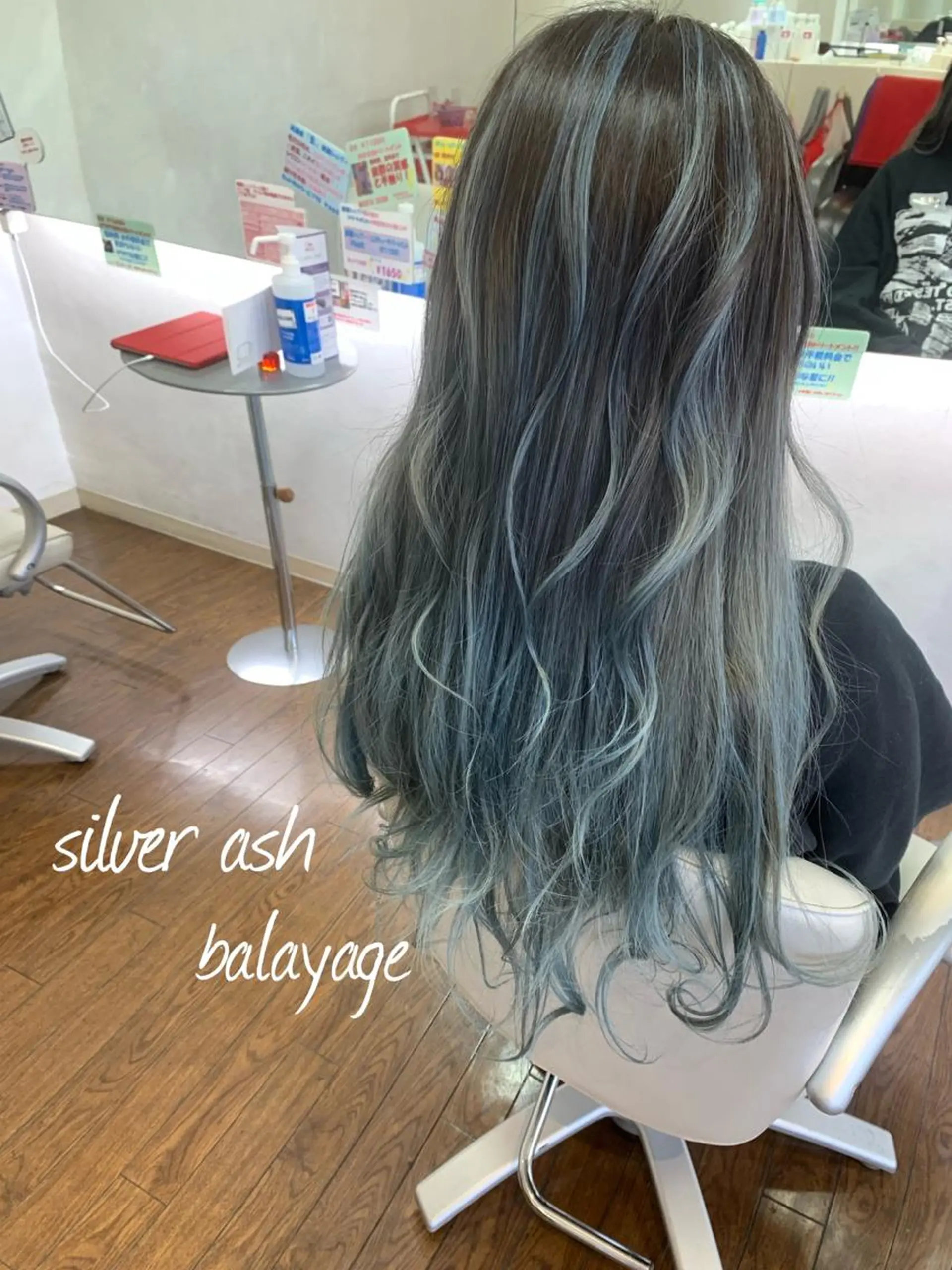 ロング カラー アッシュ バレイヤージュ シルバー シルバーアッシュ レイヤーカット ヘアカラー GLAD 萩原のヘアスタイル