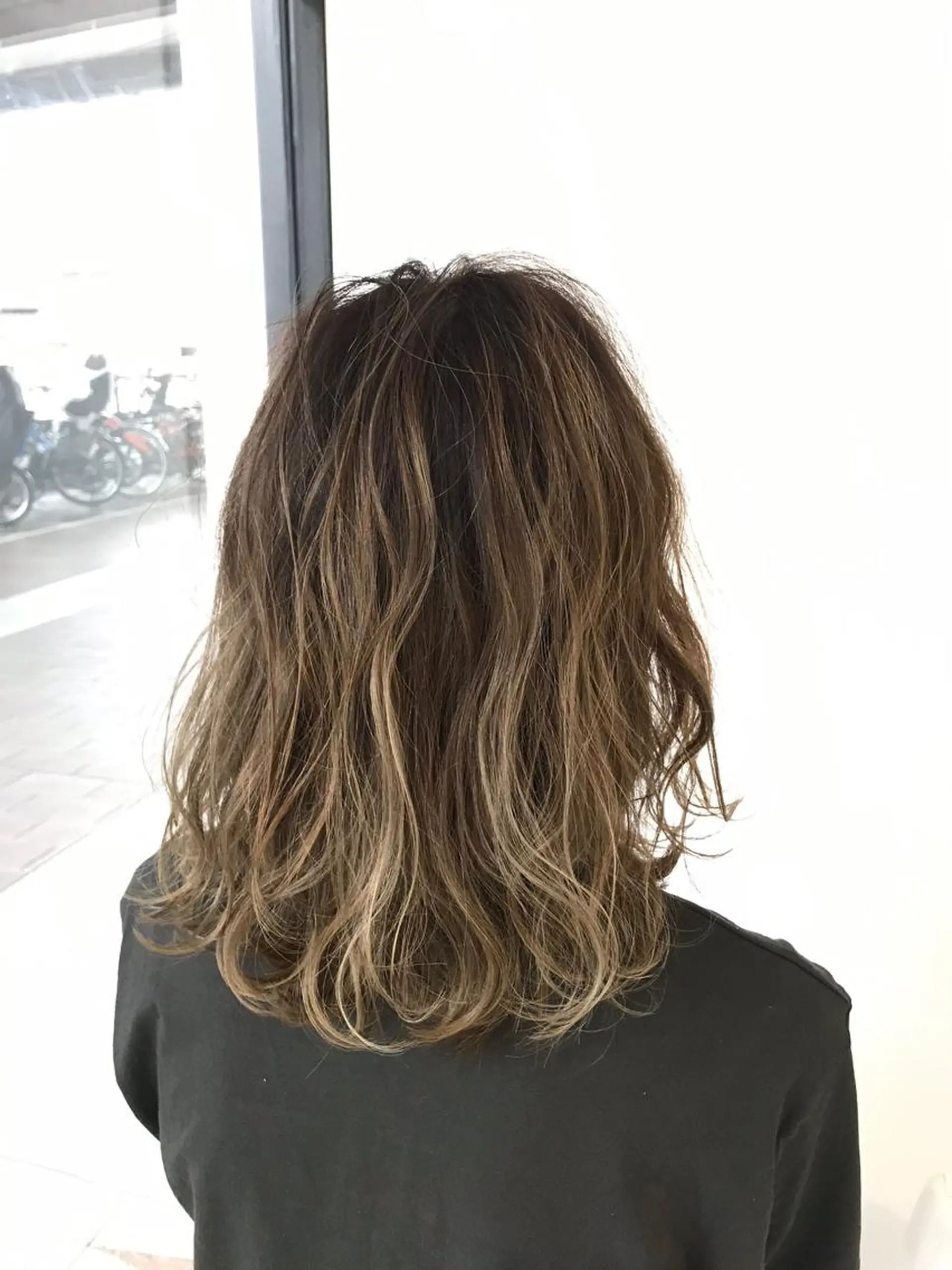 ミディアム カラー ハイライトカラー イルミナカラー ハイライト ボブ・レイヤーカット 吉敷航一のヘアスタイル