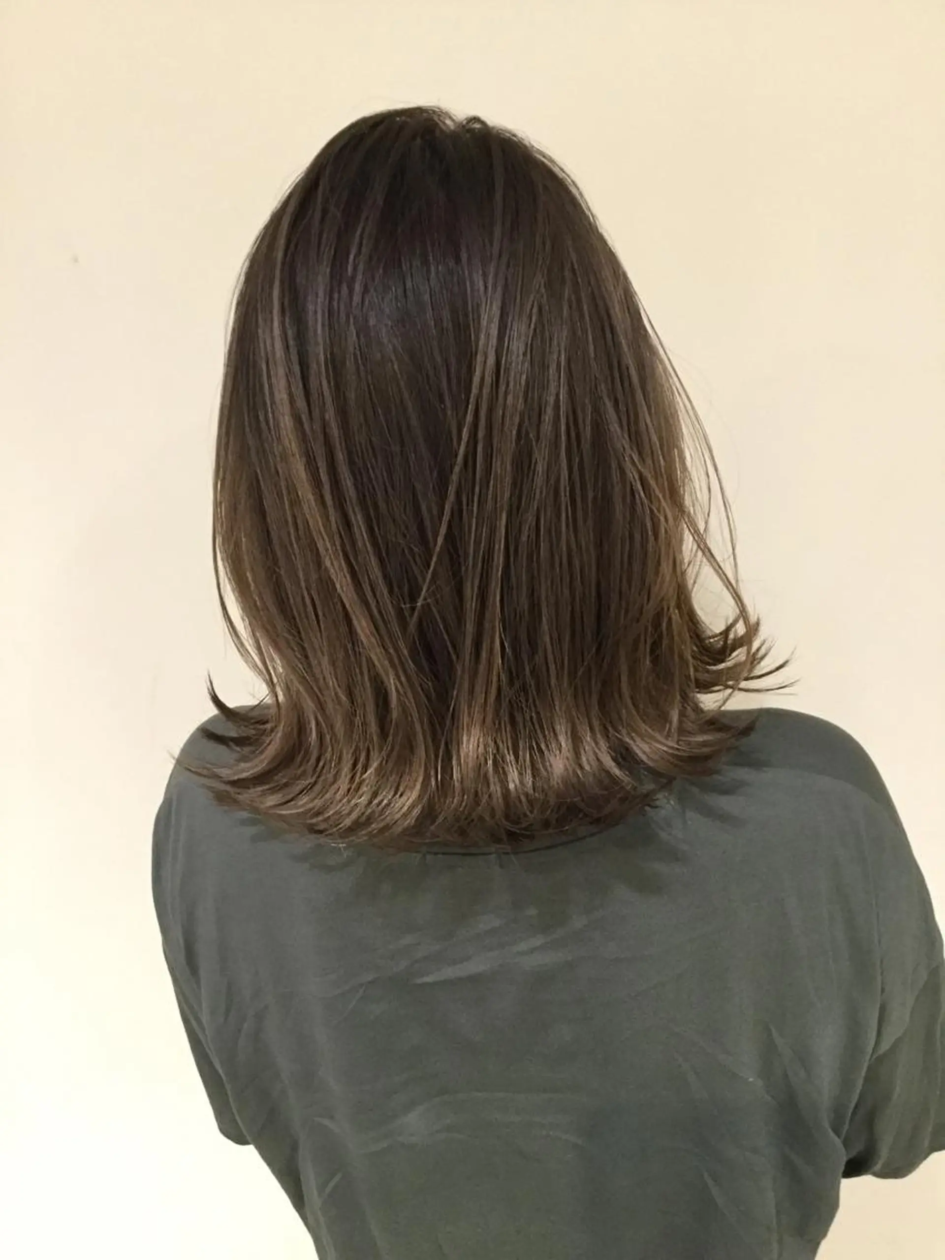 ショート カラー アッシュ アッシュグレー アッシュグレージュ バレイヤージュ ミストバング AMI Hair  supply所属・髪質改善カラー 韓国風レイヤーのヘアスタイル