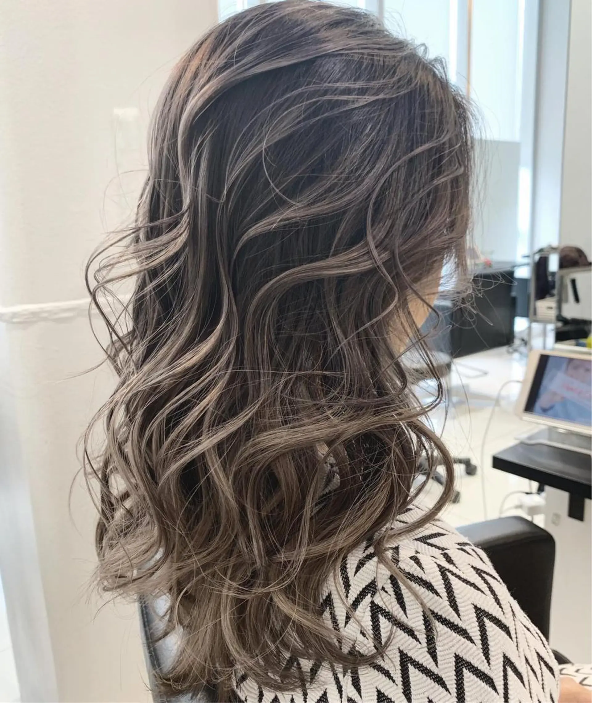 ロング カラー パーマ ヘアアレンジ 【公式】amble luxe池袋東口🩷のヘアスタイル