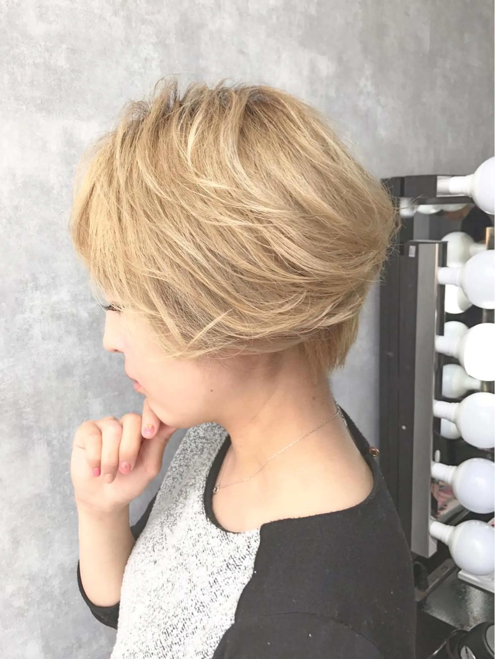 ミディアム カラー ベージュカラー ホワイトベージュ TOMOYAレイヤー ブリーチ縮毛矯正のヘアスタイル