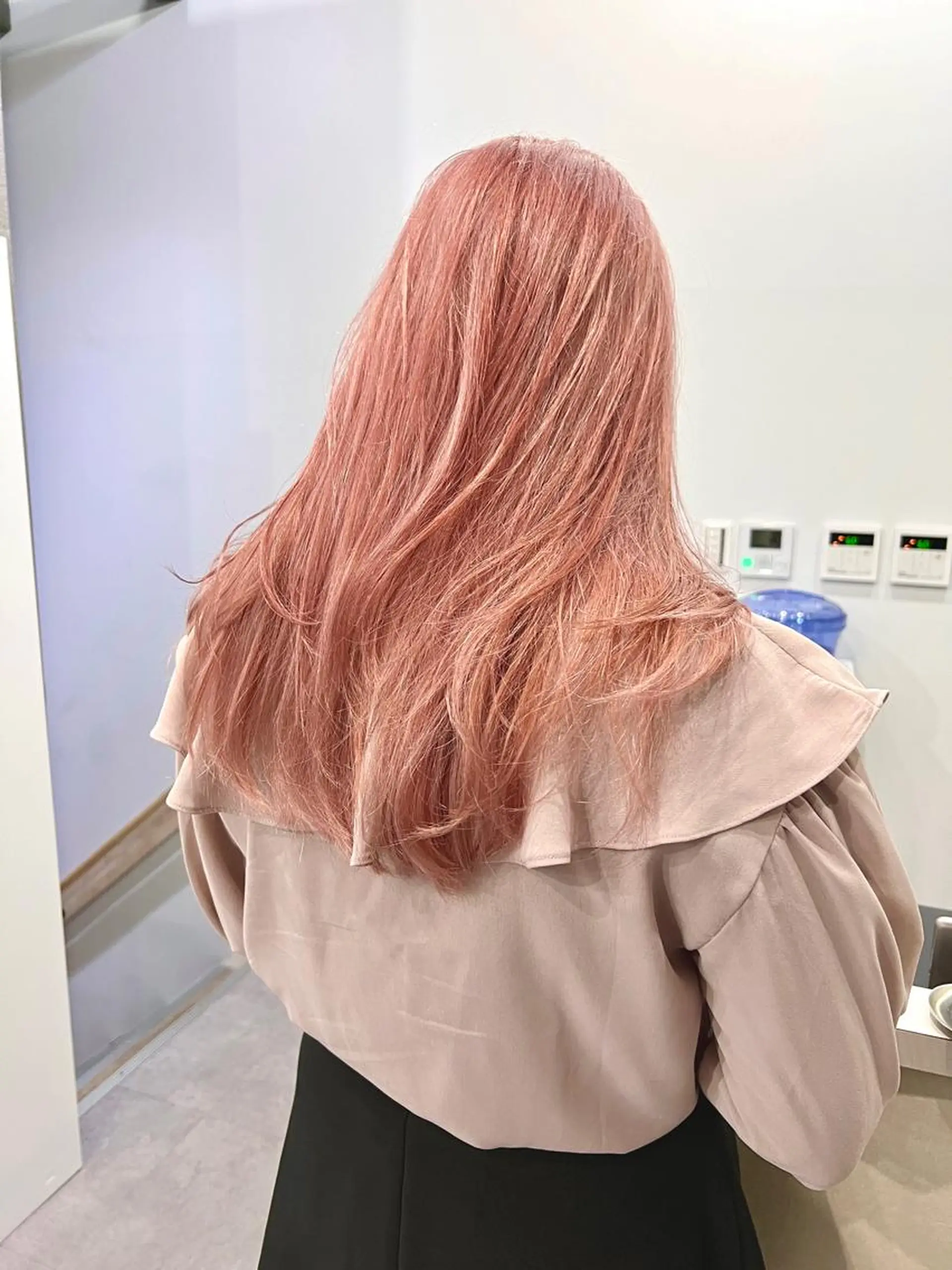 ロング カラー ベージュカラー ピンクカラー ピンクベージュ レイヤーカット Via officialのヘアスタイル