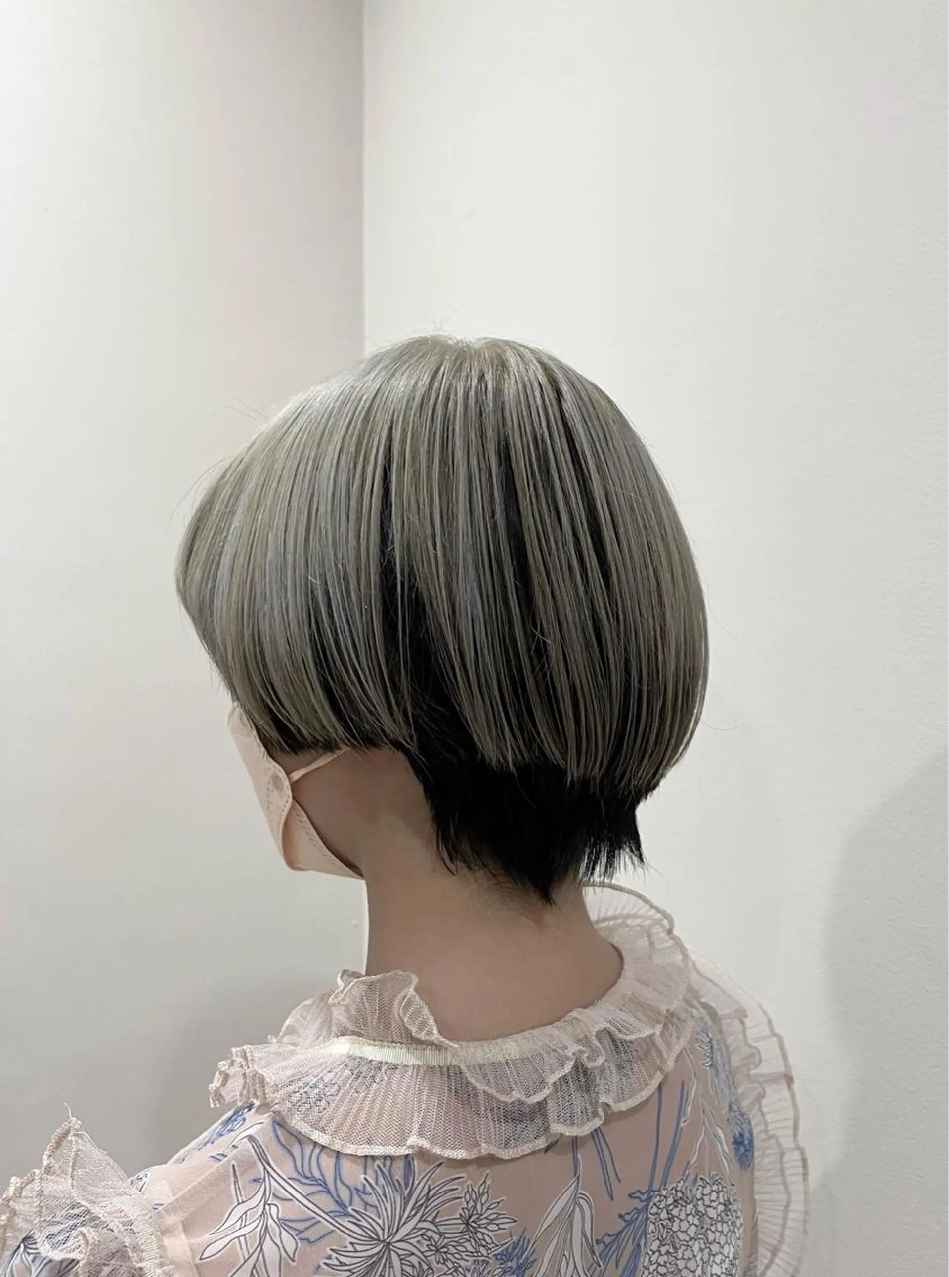 ショート アッシュ ツートーンカラー 森田翔斗 顔周りレイヤーのヘアスタイル