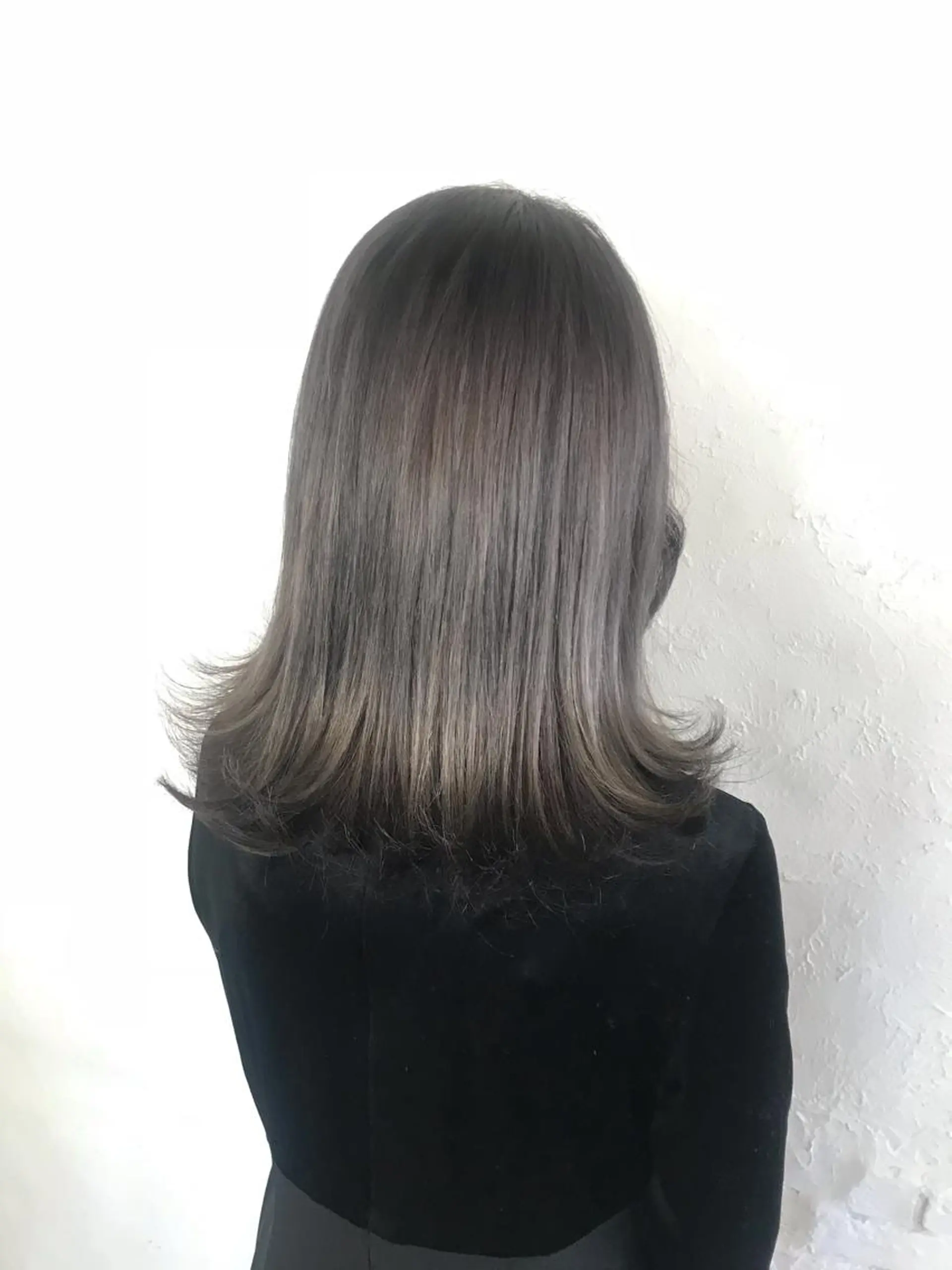 ミディアム カラー ブリーチ ダブルカラー グレージュ 伊藤 優希のヘアスタイル