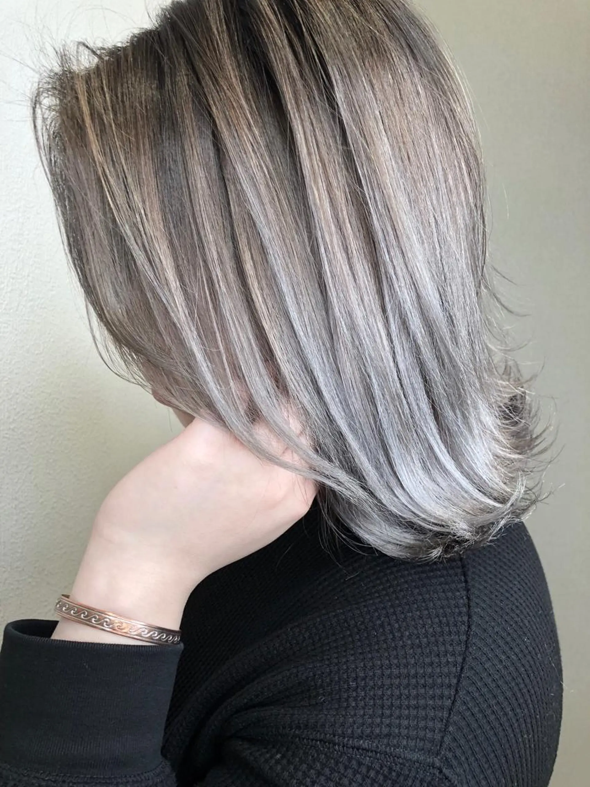 ミディアム カラー ブリーチ グラデーションカラー シルバー ホワイトシルバー 海外風レイヤーカット 👑店長　平松　由のヘアスタイル