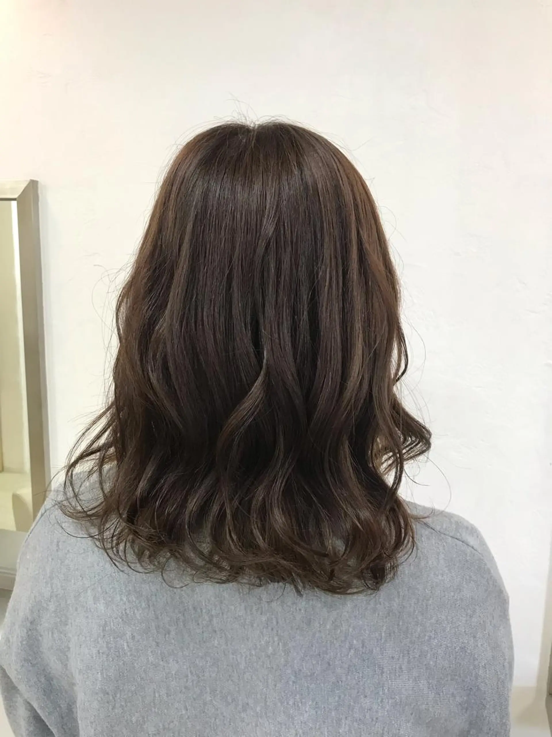 ミディアム カラー ベージュカラー ブリーチ ブリーチなしカラー オリーブベージュ 浅岡 のどかのヘアスタイル