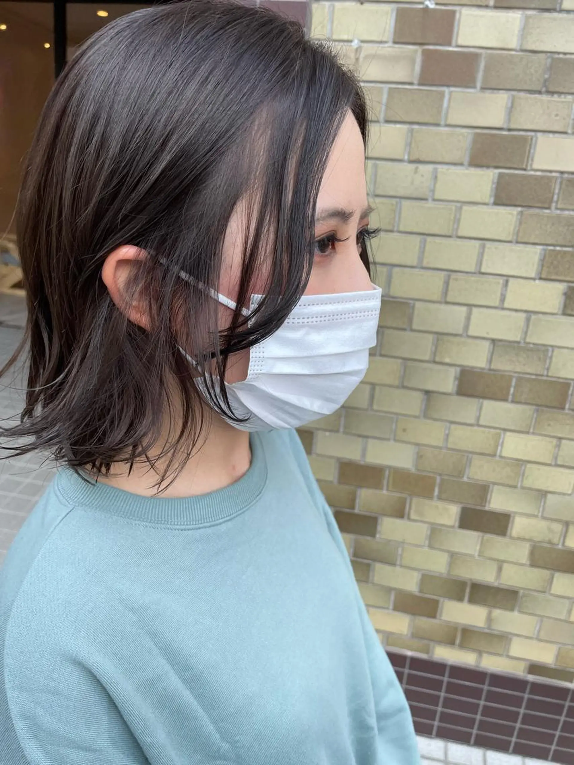 ミディアム カラー グレージュ 顔周りカット 小顔カット 外ハネヘア 永井 悠大のヘアスタイル