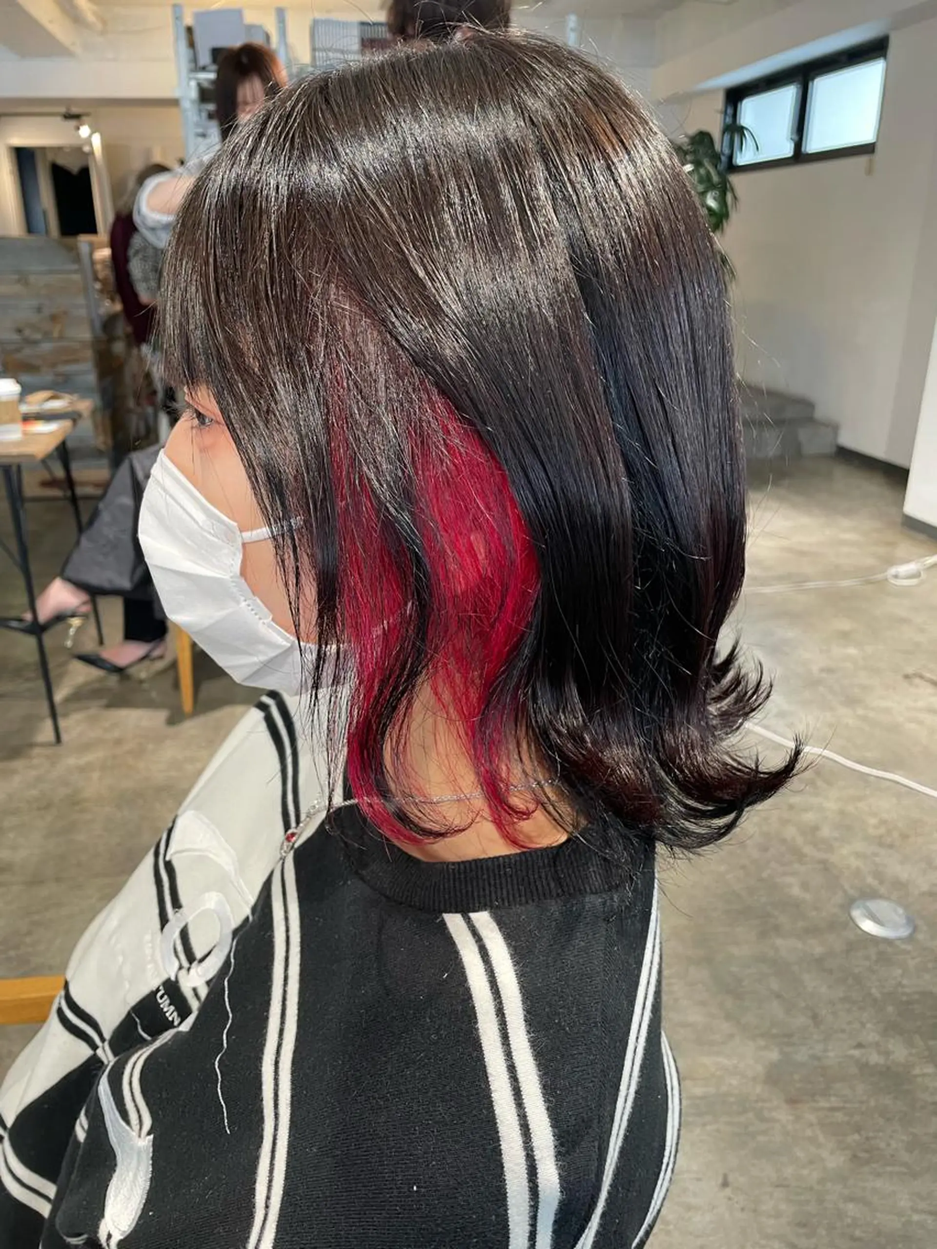 ミディアム カラー インナーカラー ピンクカラー レッドカラー ヘアカラー トリートメント ハイトーン/レイヤー /ケアブリーチ石川治のヘアスタイル