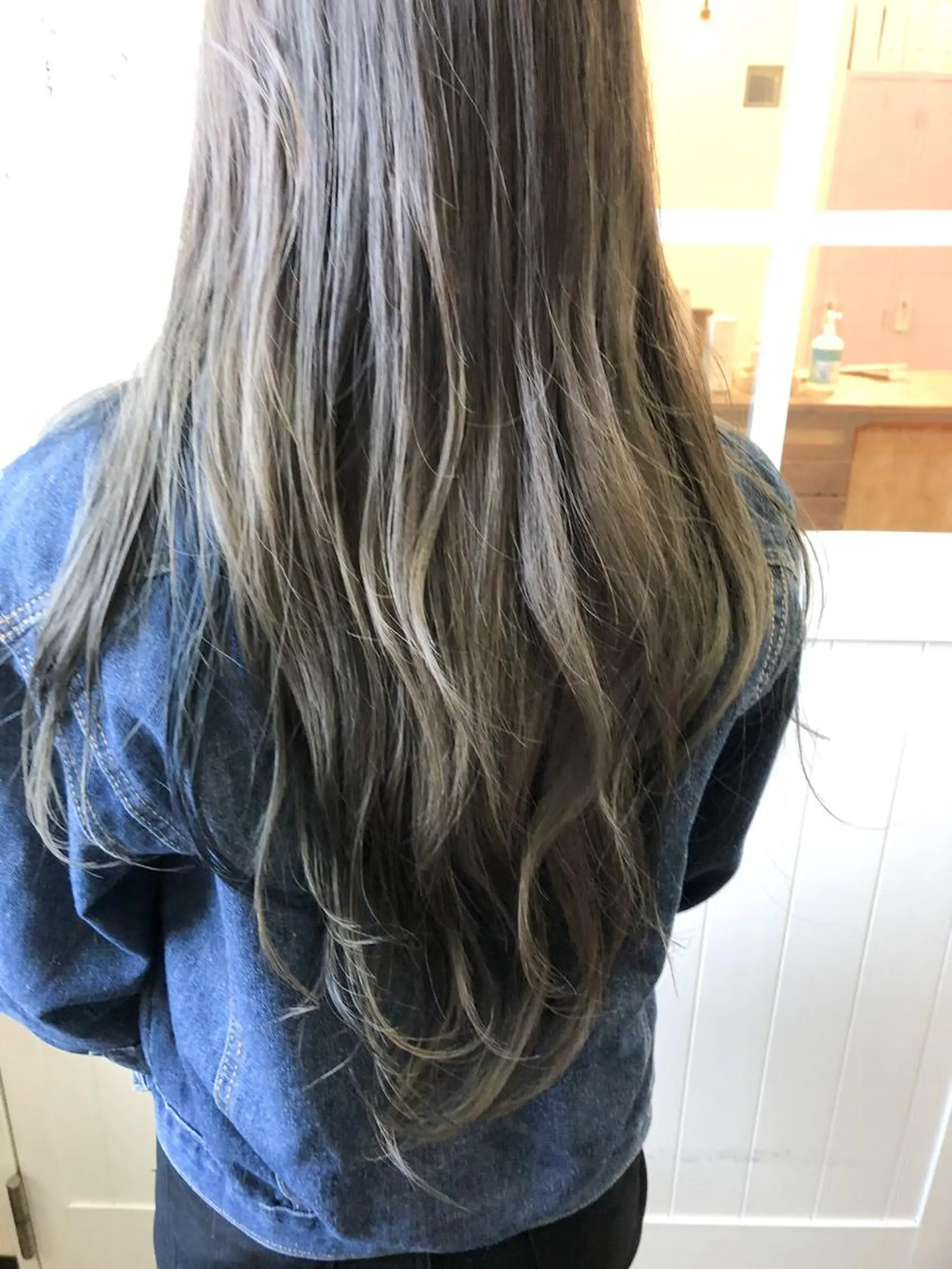 ロング カラー グラデーションカラー グレージュ ハイトーンカラー ハイトーングレージュ ロング 小木曽智美 /ボブ/ショートのヘアスタイル