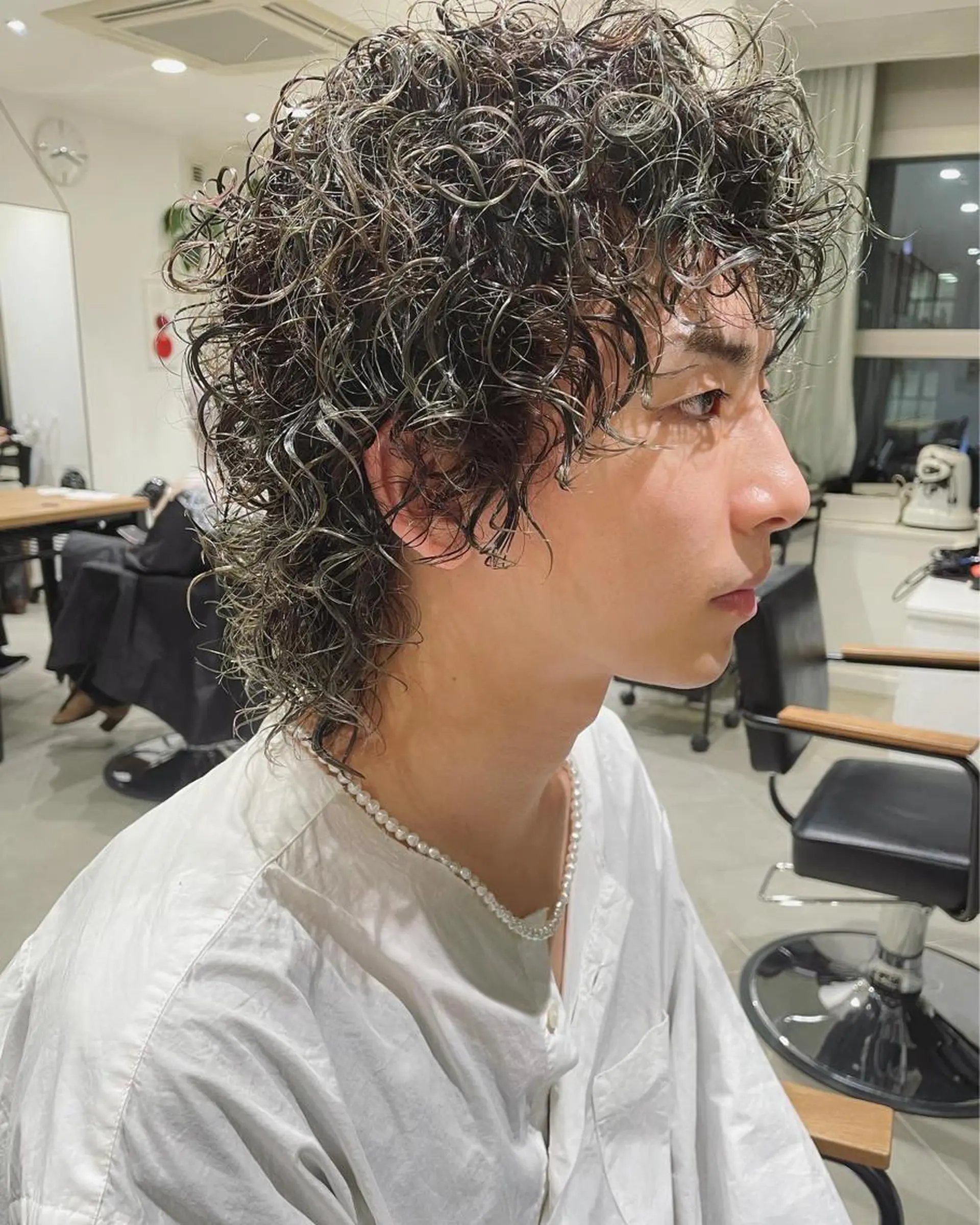 ミディアム パーマ メンズ ミディアムパーマ メンズブリーチ メンズパーマ メンズウルフカット ウルフカット カット パーマ トリートメント Loom.所属・村上雅人 ナチュラルモードのヘアスタイル