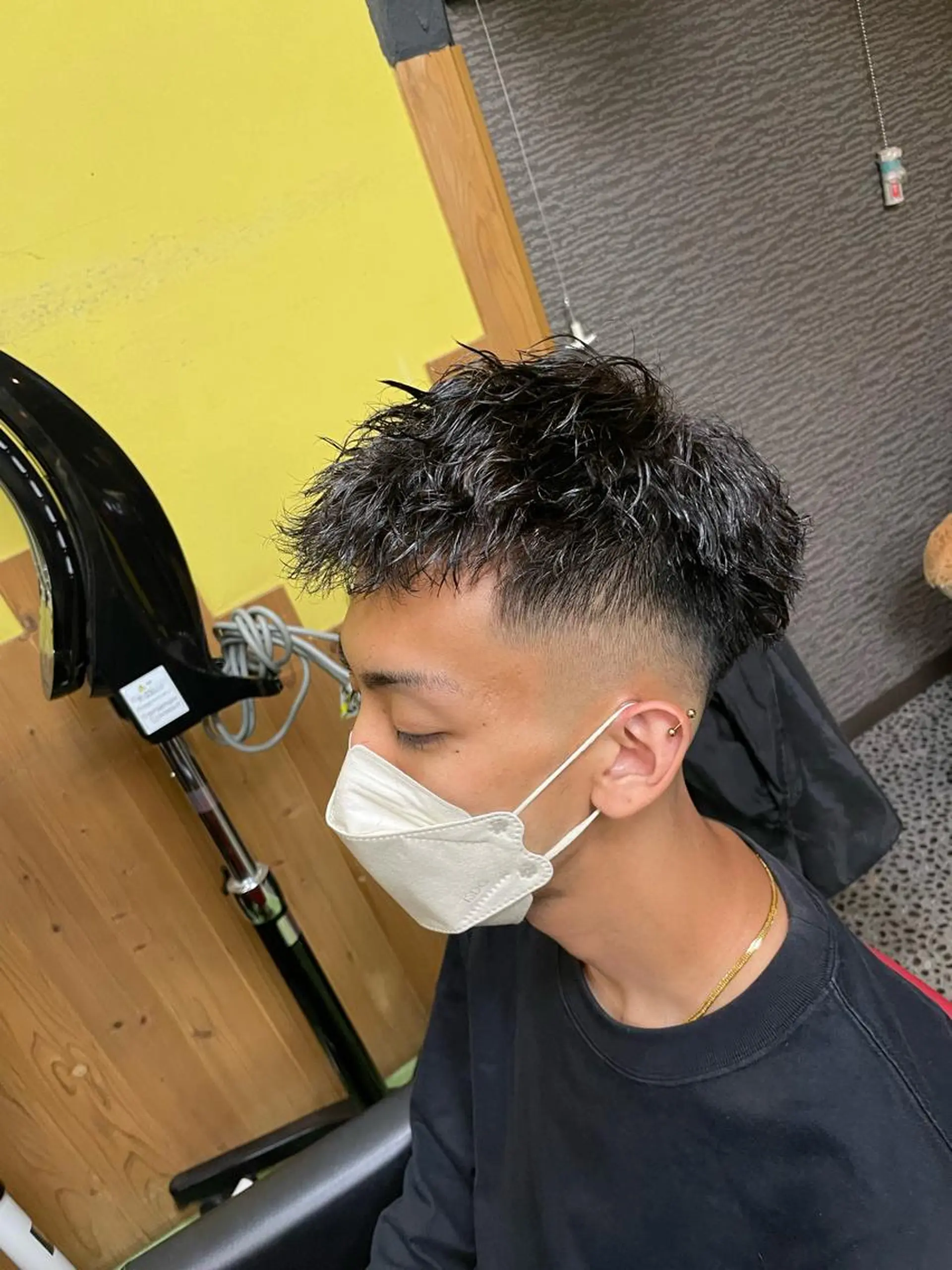 ショート パーマ メンズ フェードカット メンズパーマ カット パーマ デザインカラー🏝️ 須賀汐音のヘアスタイル