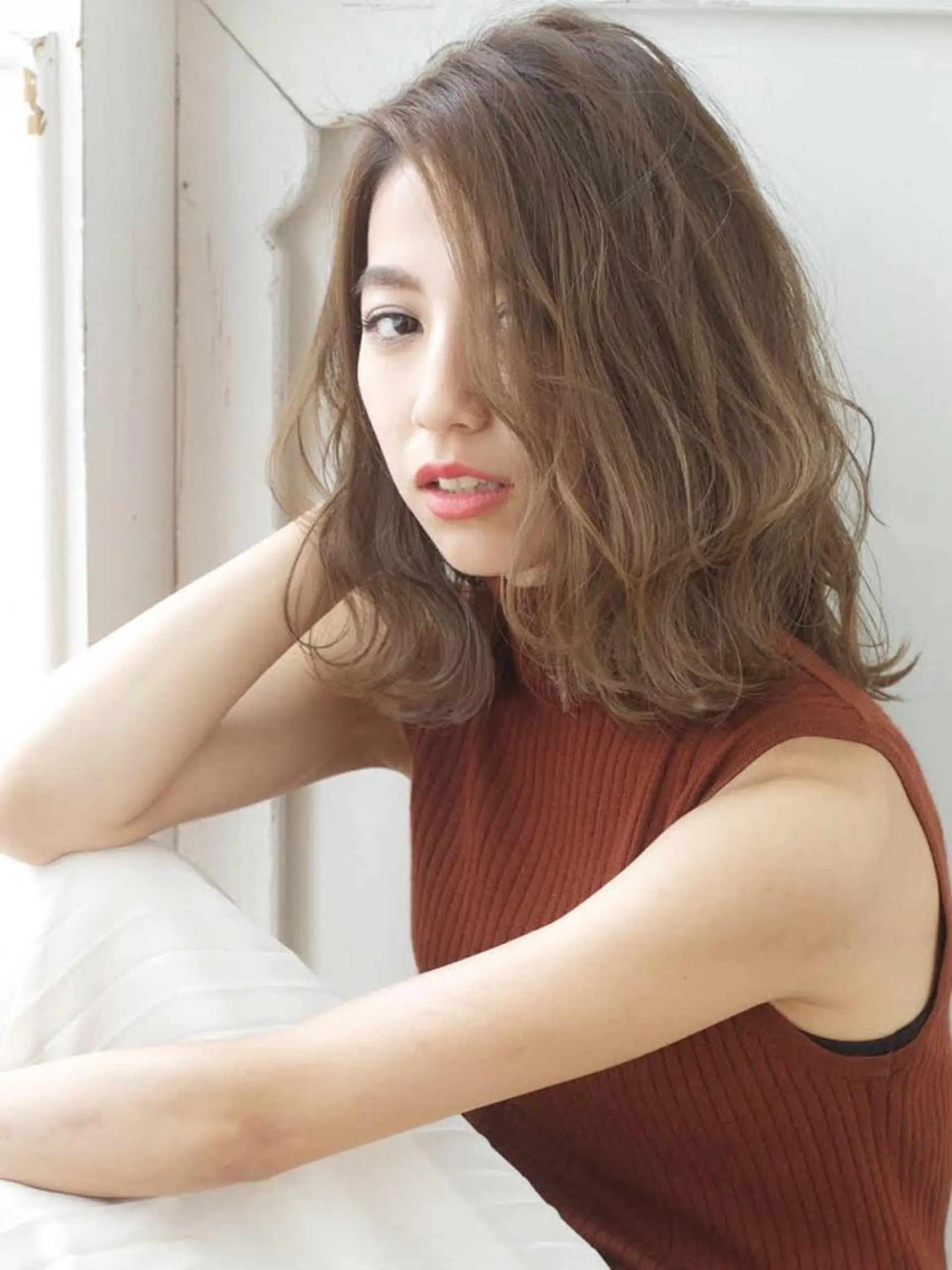 ミディアム カラー アッシュ ベージュカラー ハイライトカラー ハイトーンカラー ハイライト 大石 健太のヘアスタイル