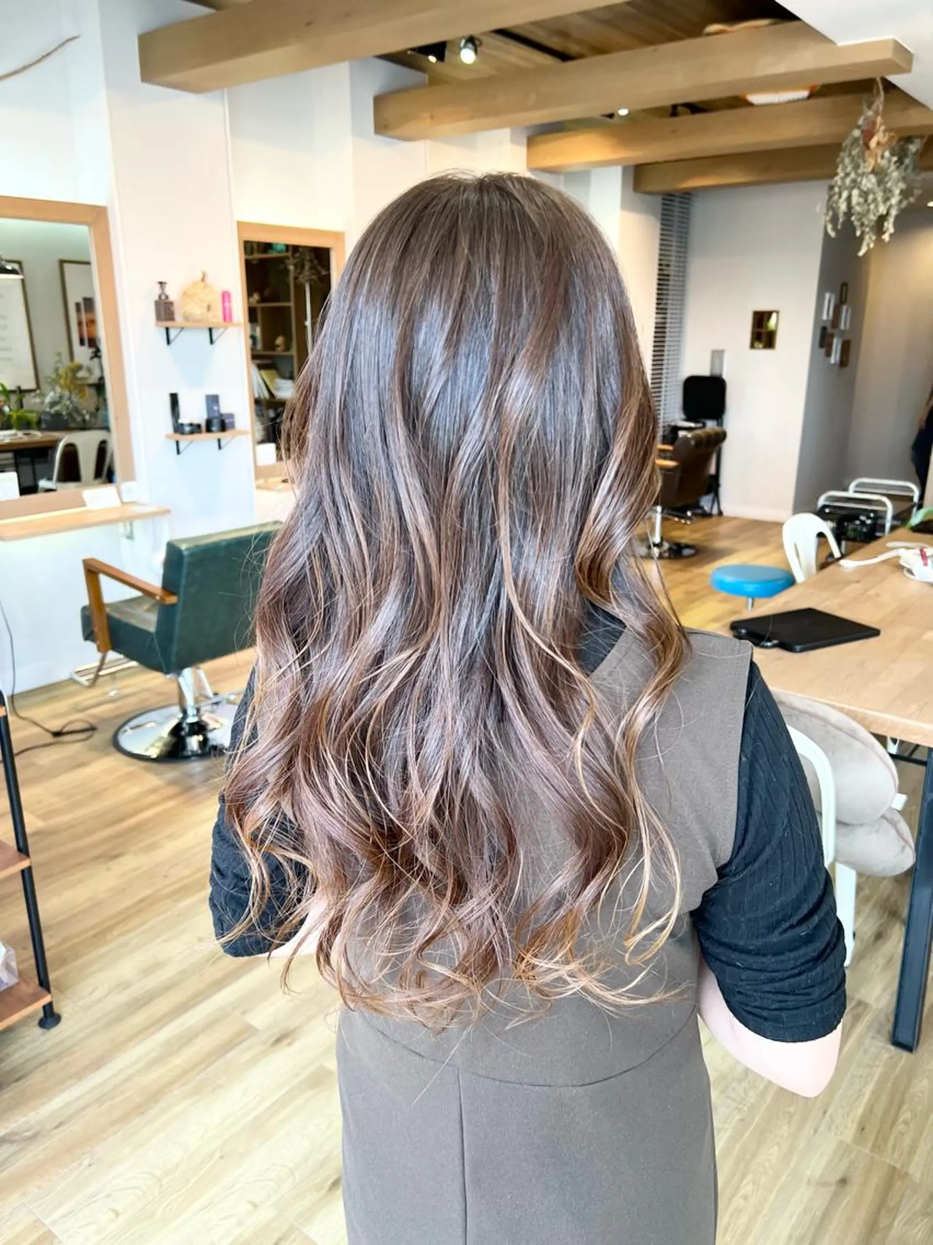 ロング カラー グレージュ ヘアカラー トリートメント 堀 望美のヘアスタイル