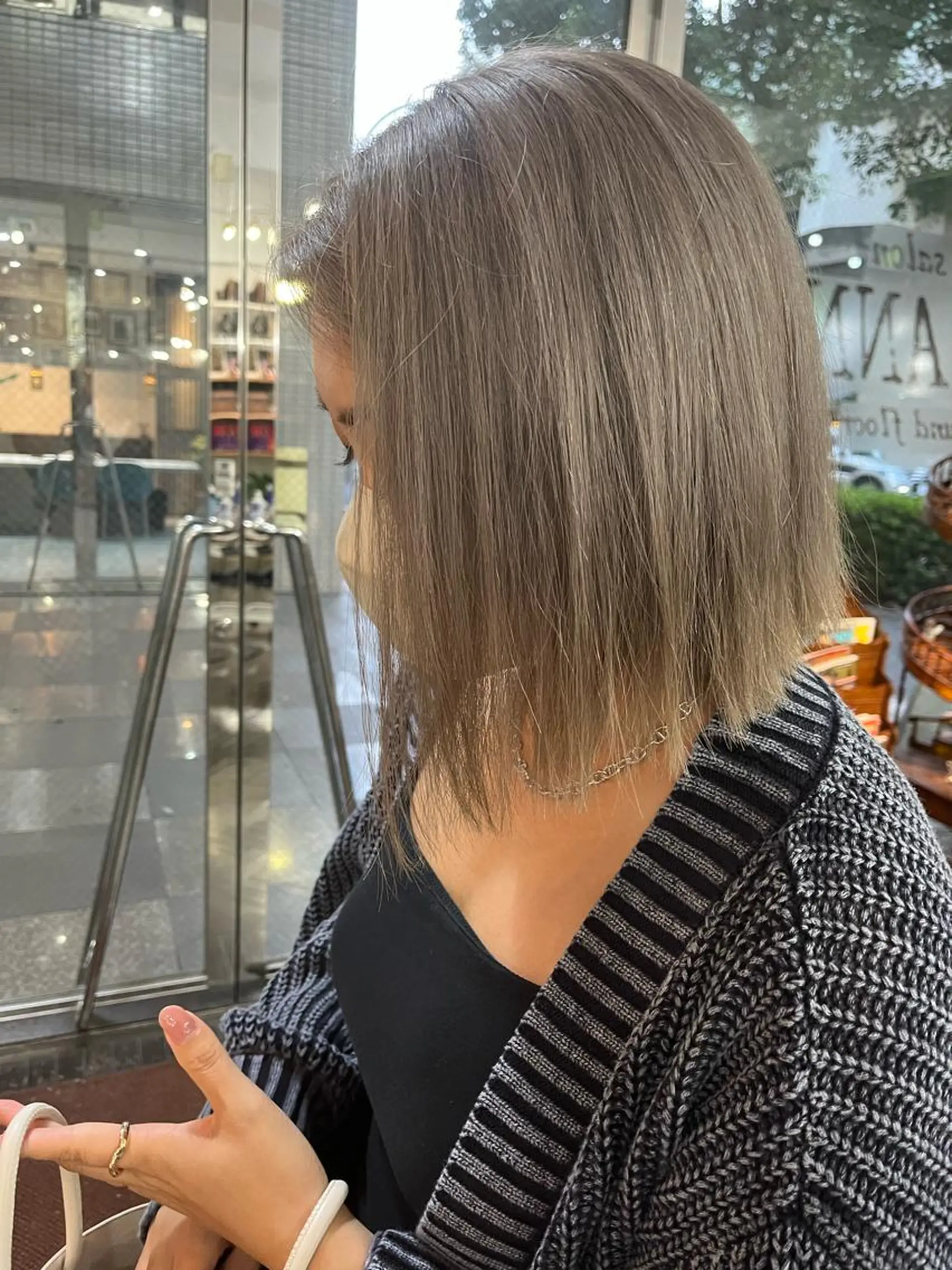 ミディアム カラー ベージュカラー ブリーチ ハイトーンカラー ハイトーンベージュ カット ヘアカラー トリートメント モモカ/ハイトーン /バレイヤージュのヘアスタイル