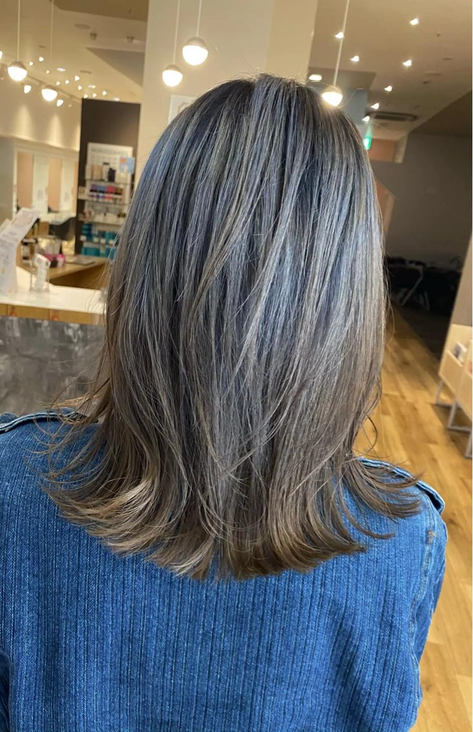 セミロング カラー カット ヘアカラー AVANCE京橋所属・ハイトーンヘア/ 島崎　タクミのヘアスタイル