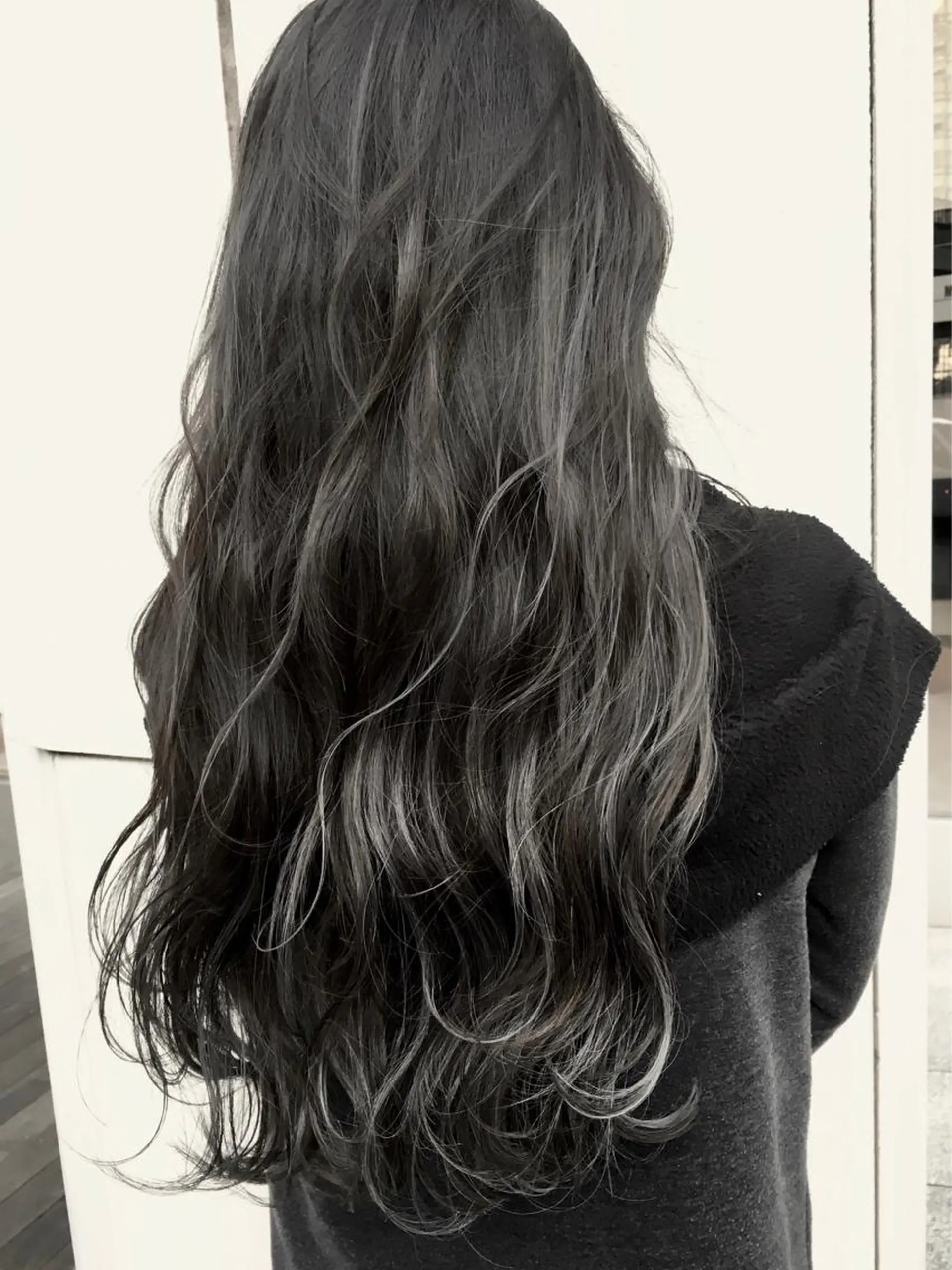 ロング カラー ヘアアレンジ アッシュ ダークアッシュ ハイライトカラー シルバー ハイライト ブリーチ＆カラーが 得意☀️望月宣雄☀️のヘアスタイル