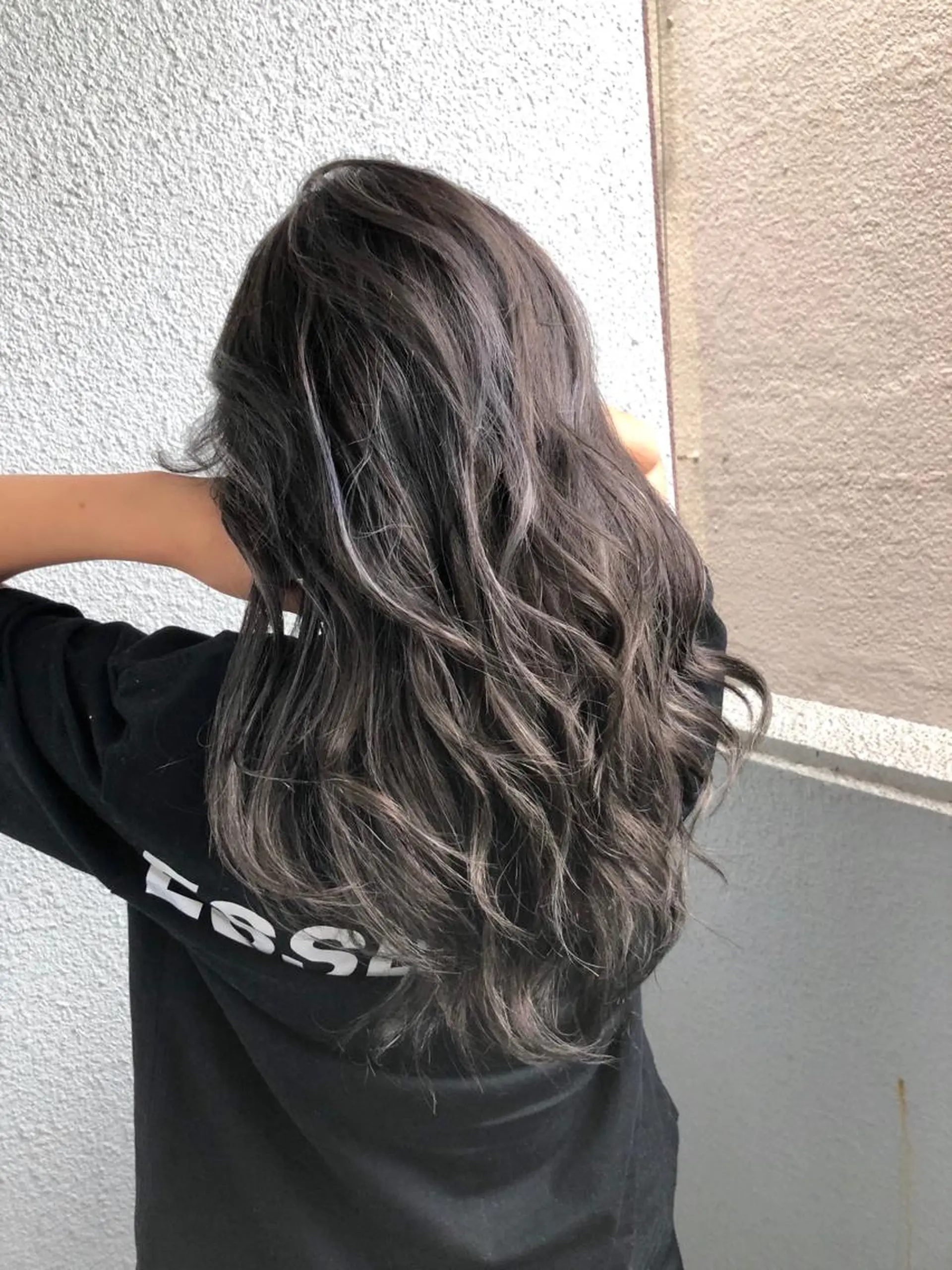 セミロング 白いハイライト🤍 タナカリョウスケのヘアスタイル