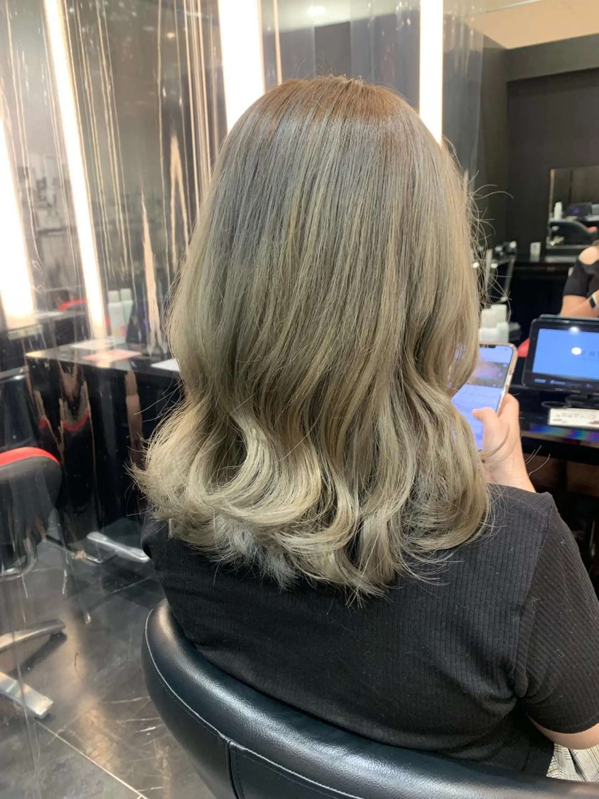 ミディアム カラー ブリーチ グレージュ イルミナカラー シルバー シルバーグレージュ 艶髪/白髪ぼかし ヘッドスパ/大野結菜のヘアスタイル