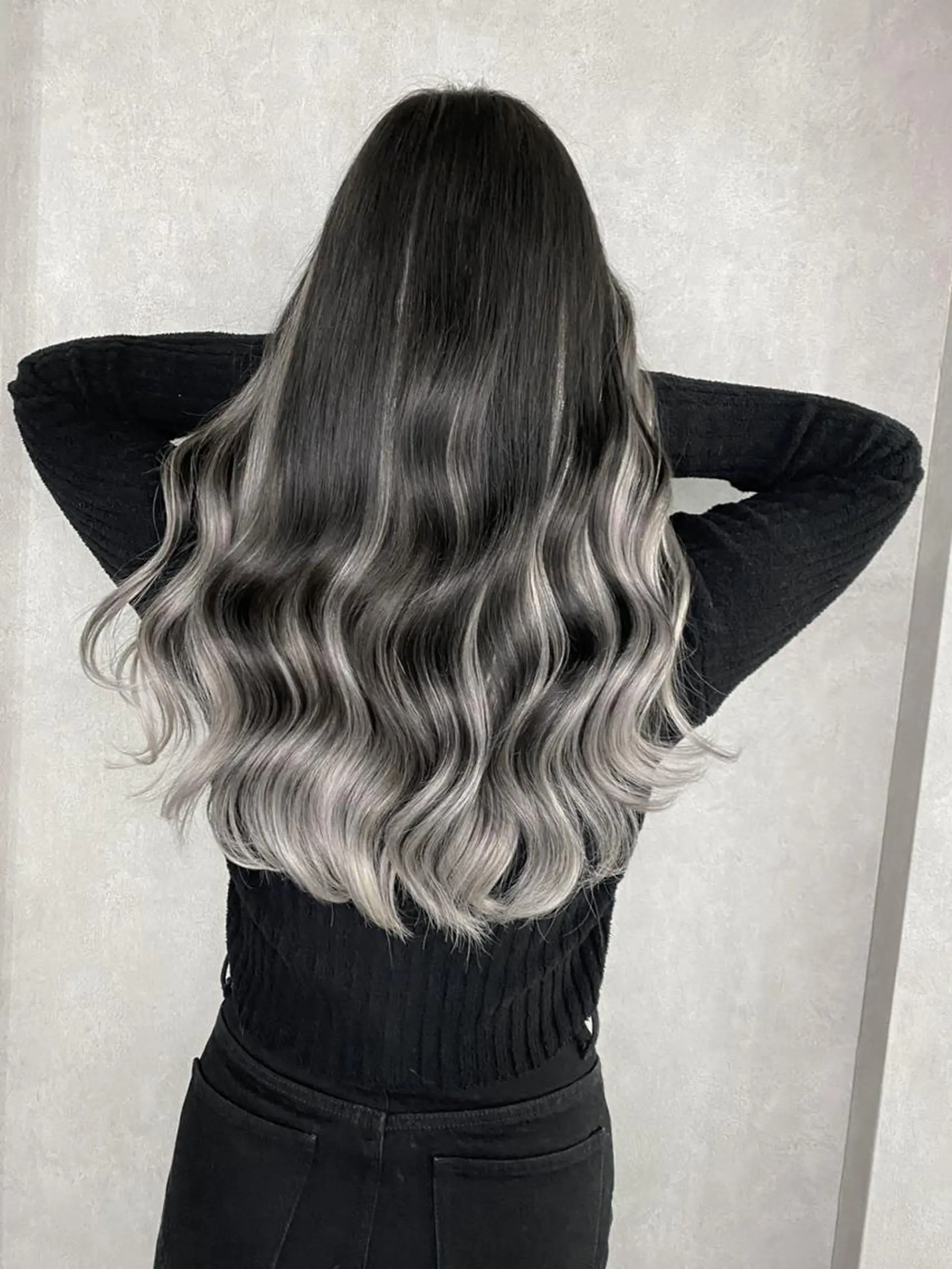 ロング カラー パーマ ヘアアレンジ シールエクステ アッシュ バレイヤージュ ベージュカラー ブリーチ ヘアカラー エクステ ハイトーン カラーのヘアスタイル