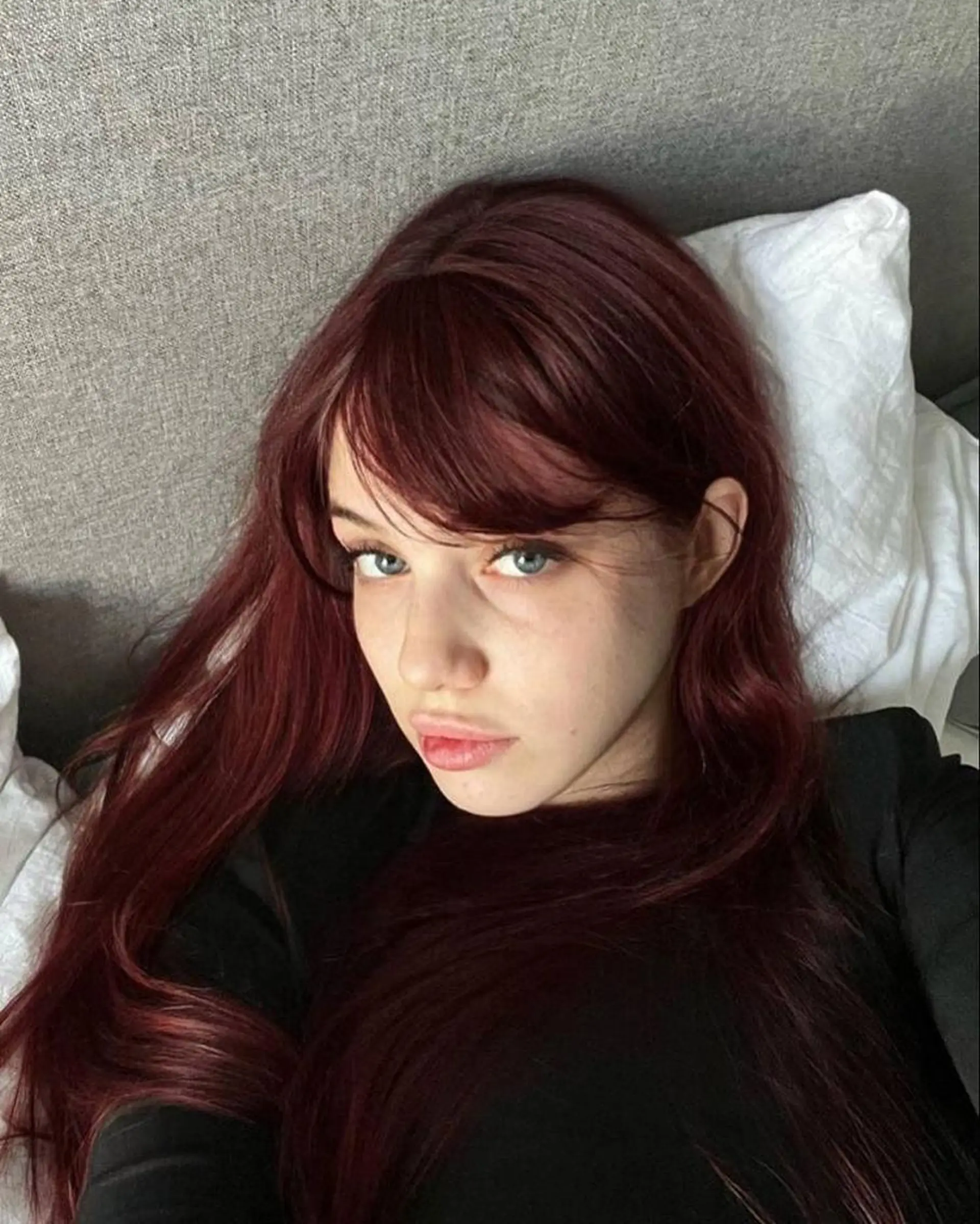 ミディアム カラー メンズ ボルドーカラー 吉田一輝 外国人パーマのヘアスタイル