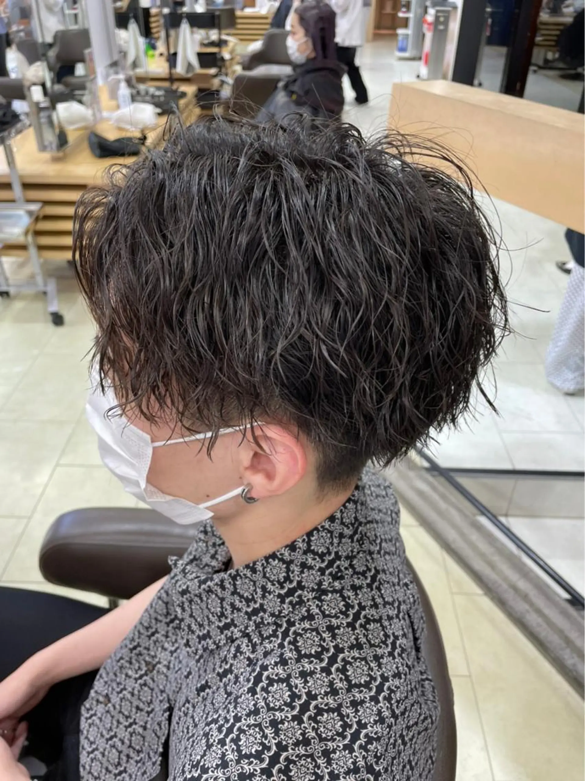 ミディアム パーマ メンズ ヘアカラー ﾎｯﾄﾍﾟｯﾊﾟｰ に移行中【かな】のヘアスタイル