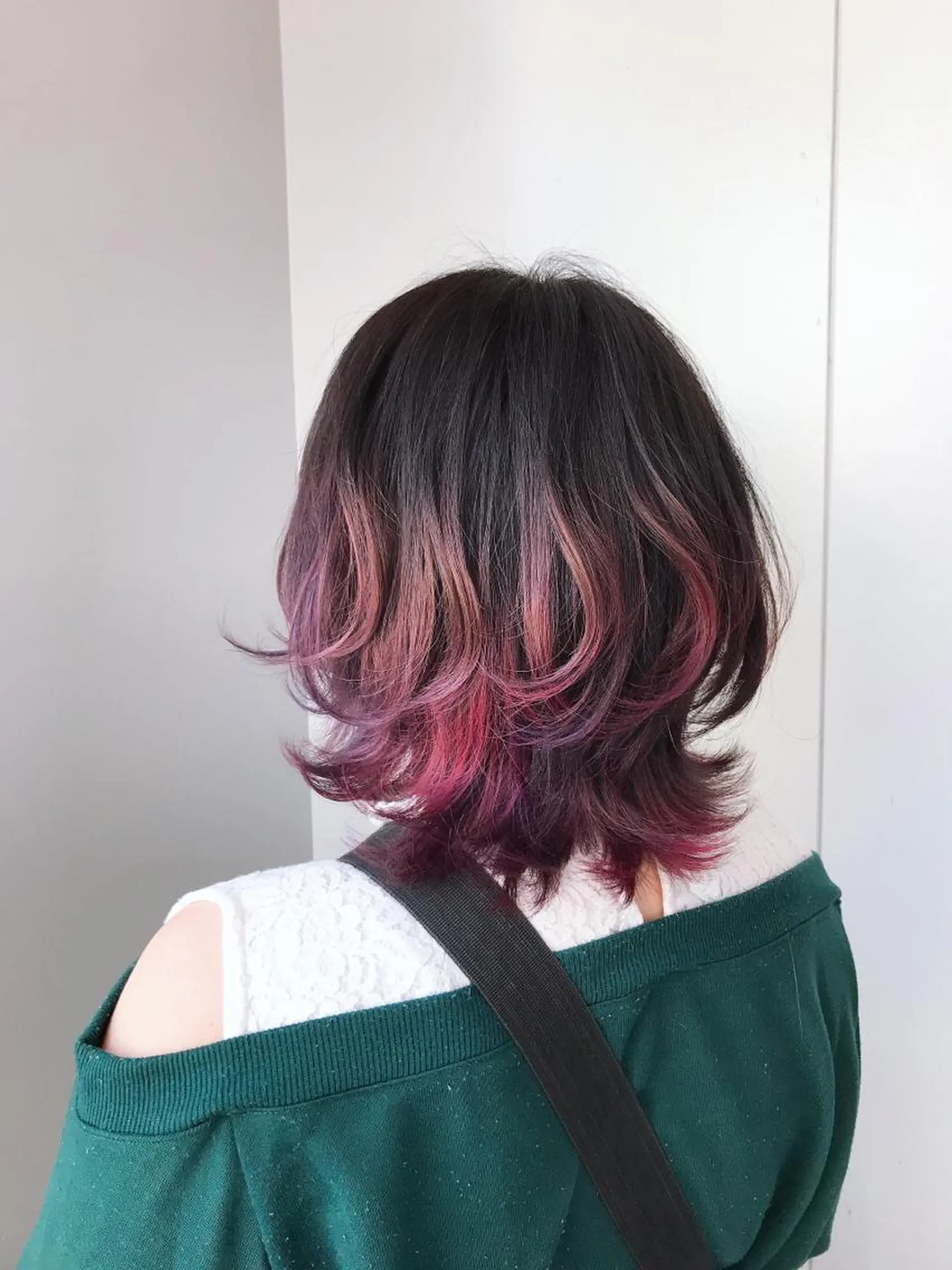 ミディアム カラー アッシュ ダークアッシュ ピンクカラー パープルカラー レッドカラー 松本 唯のヘアスタイル