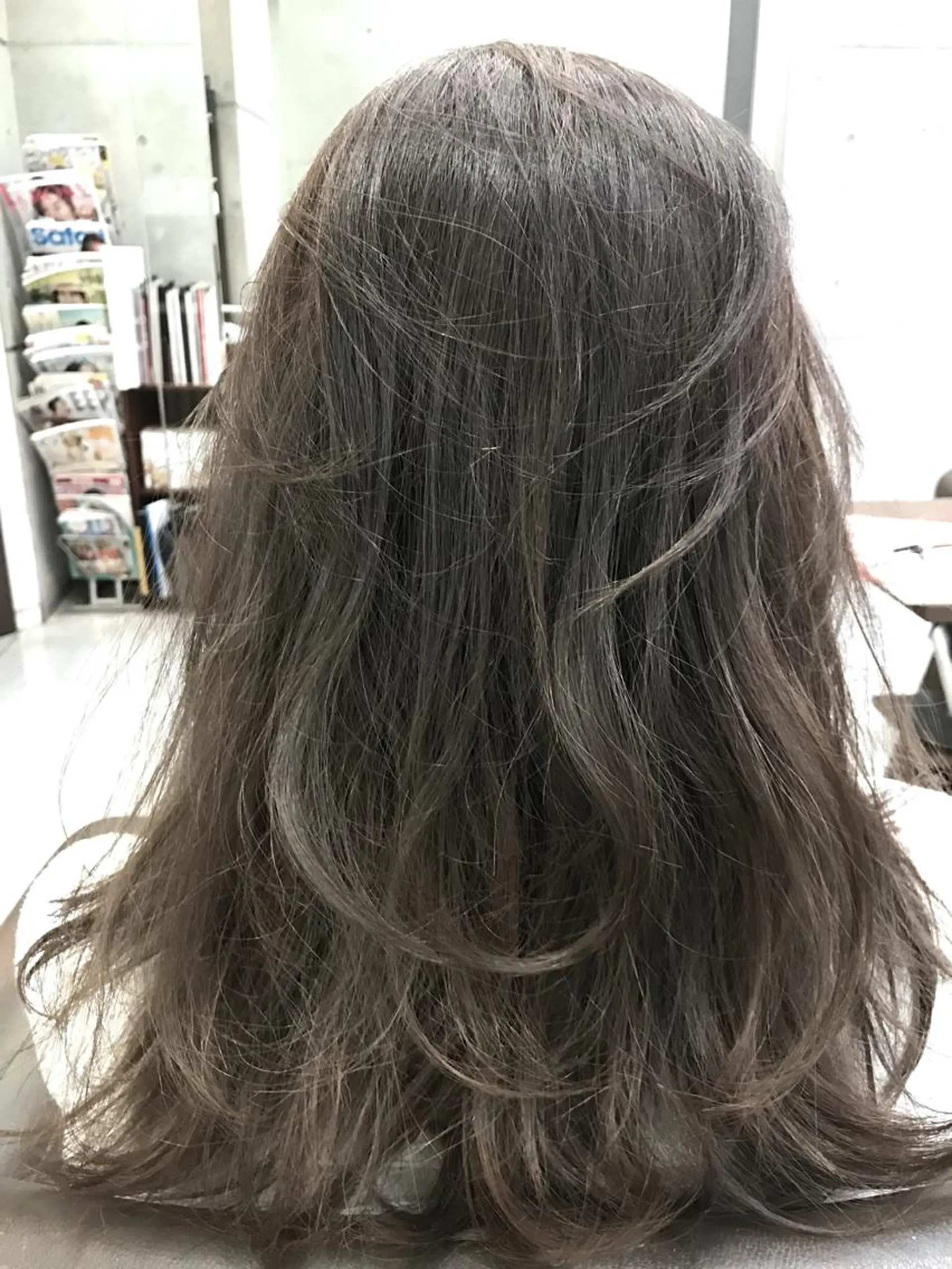 セミロング カラー アッシュ アッシュグレー ハイトーンカラー 大栗 佑也  髪質改善のヘアスタイル