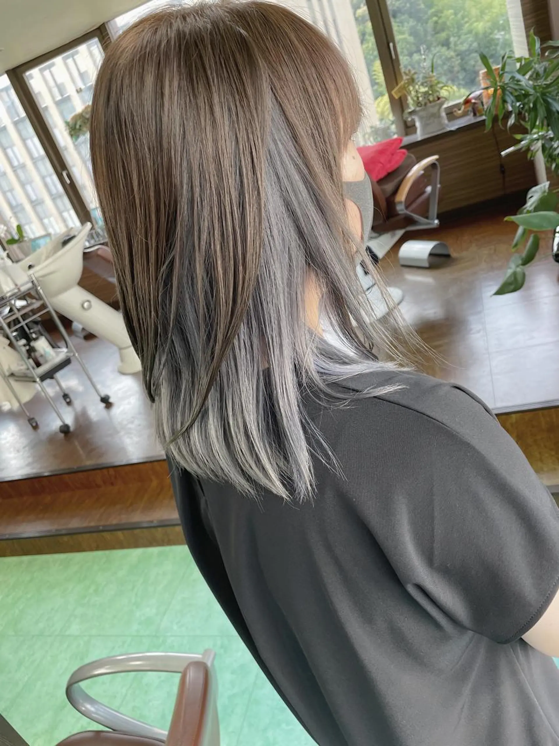 ミディアム カラー ブルーカラー ブルージュ インナーカラー ヘアカラー 土居 正季のヘアスタイル