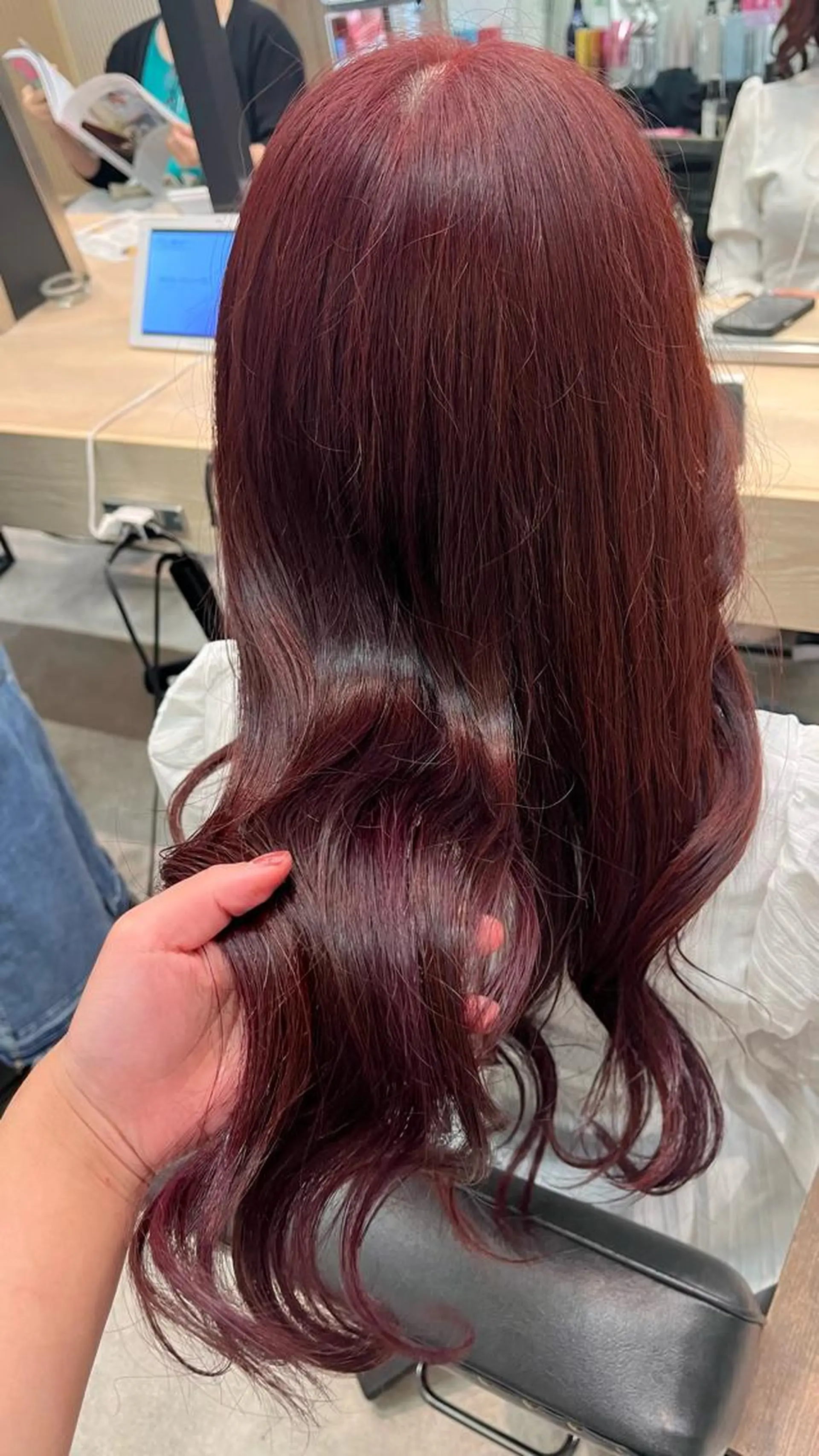 ロング 𝑴𝑰𝑨🎀赤髪 /ピンク/髪質改善のヘアスタイル