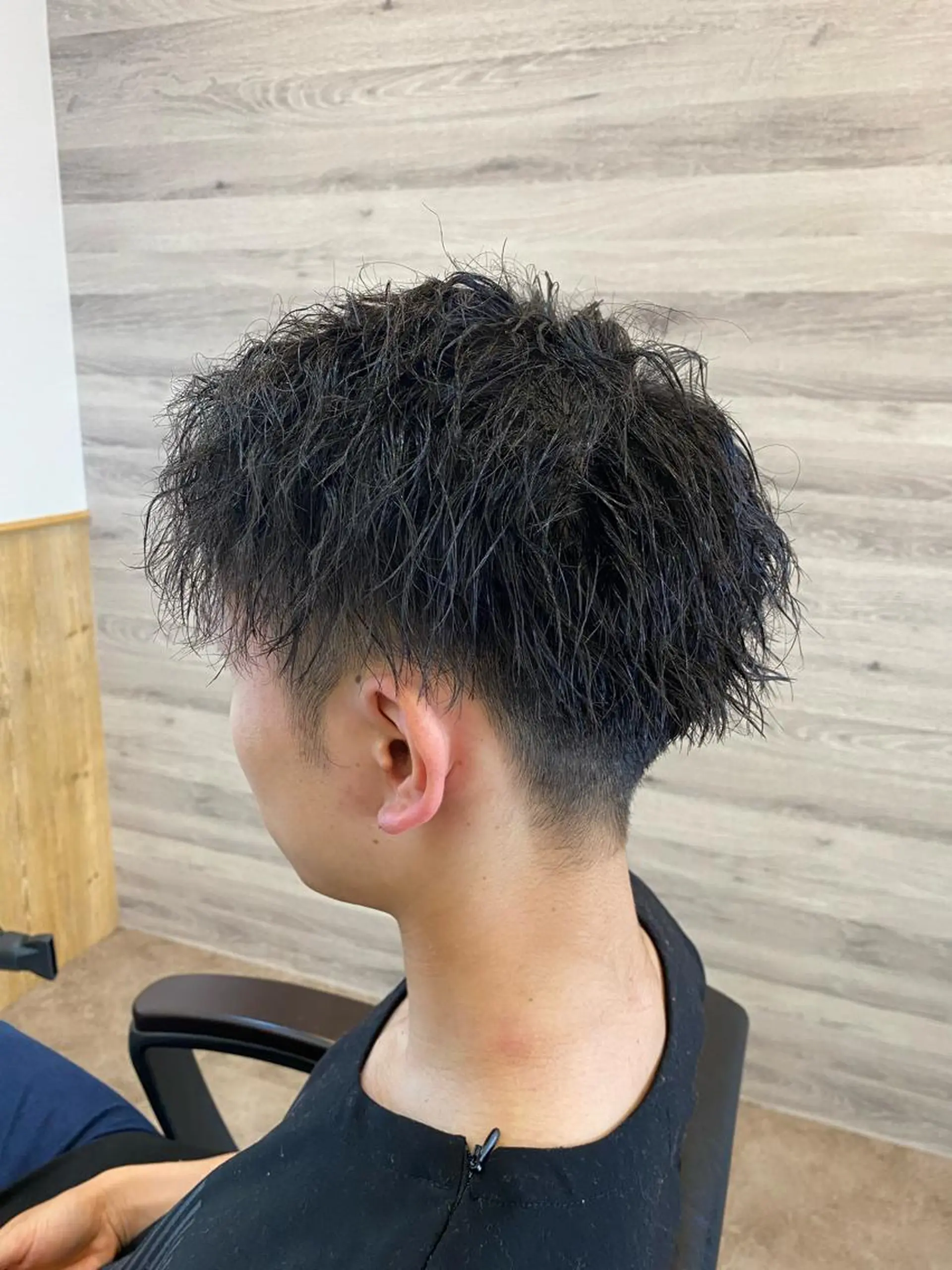 ショート パーマ メンズ センターパート メンズパーマ メンズツイストパーマ ショートヘア ツイストパーマ Agu hair lua 上越高田西店所属・佐藤祐輔 メンズパーマのヘアスタイル
