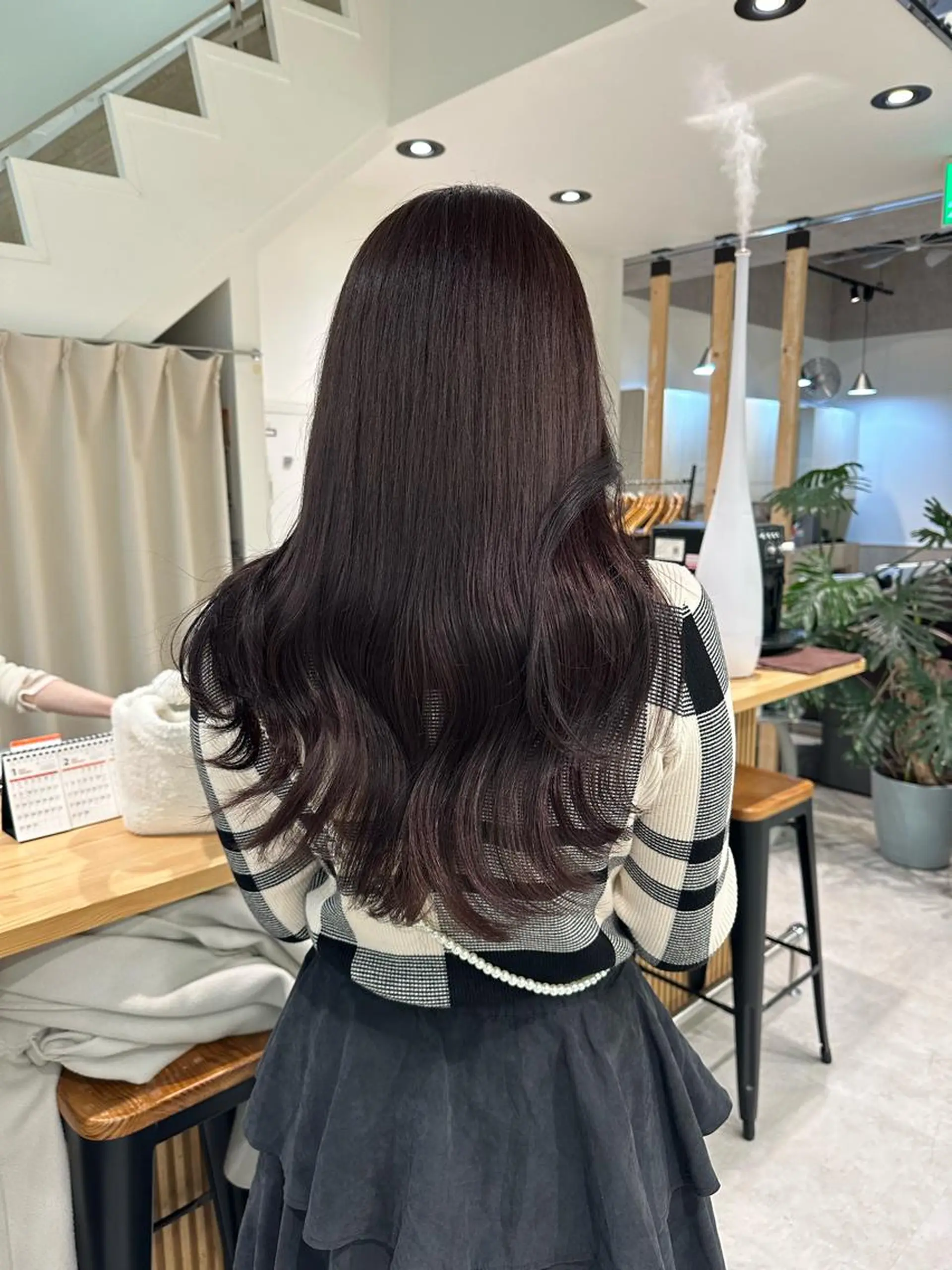 ロング カラー ブリーチ パープルカラー カット ヘアカラー トリートメント レイヤー/顔まわり カット/地毛風カラーのヘアスタイル