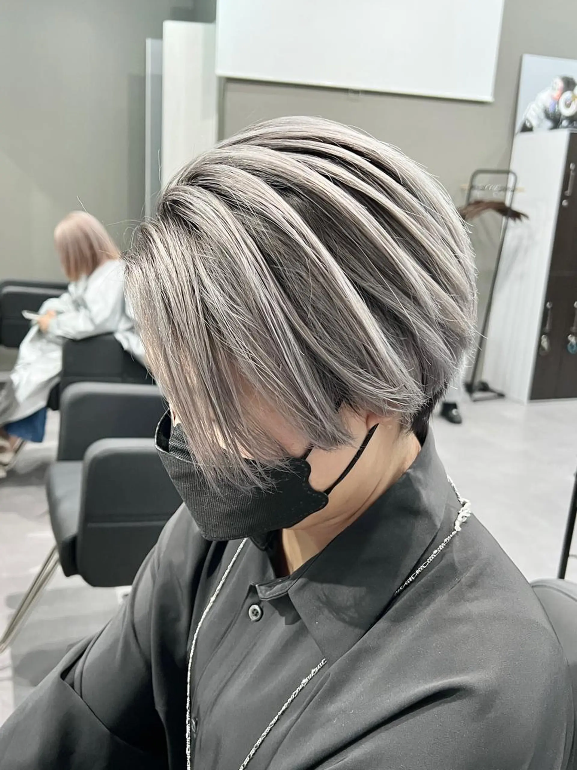 ショート カラー バレイヤージュ シルバー ホワイトシルバー レイヤーカット Via officialのヘアスタイル