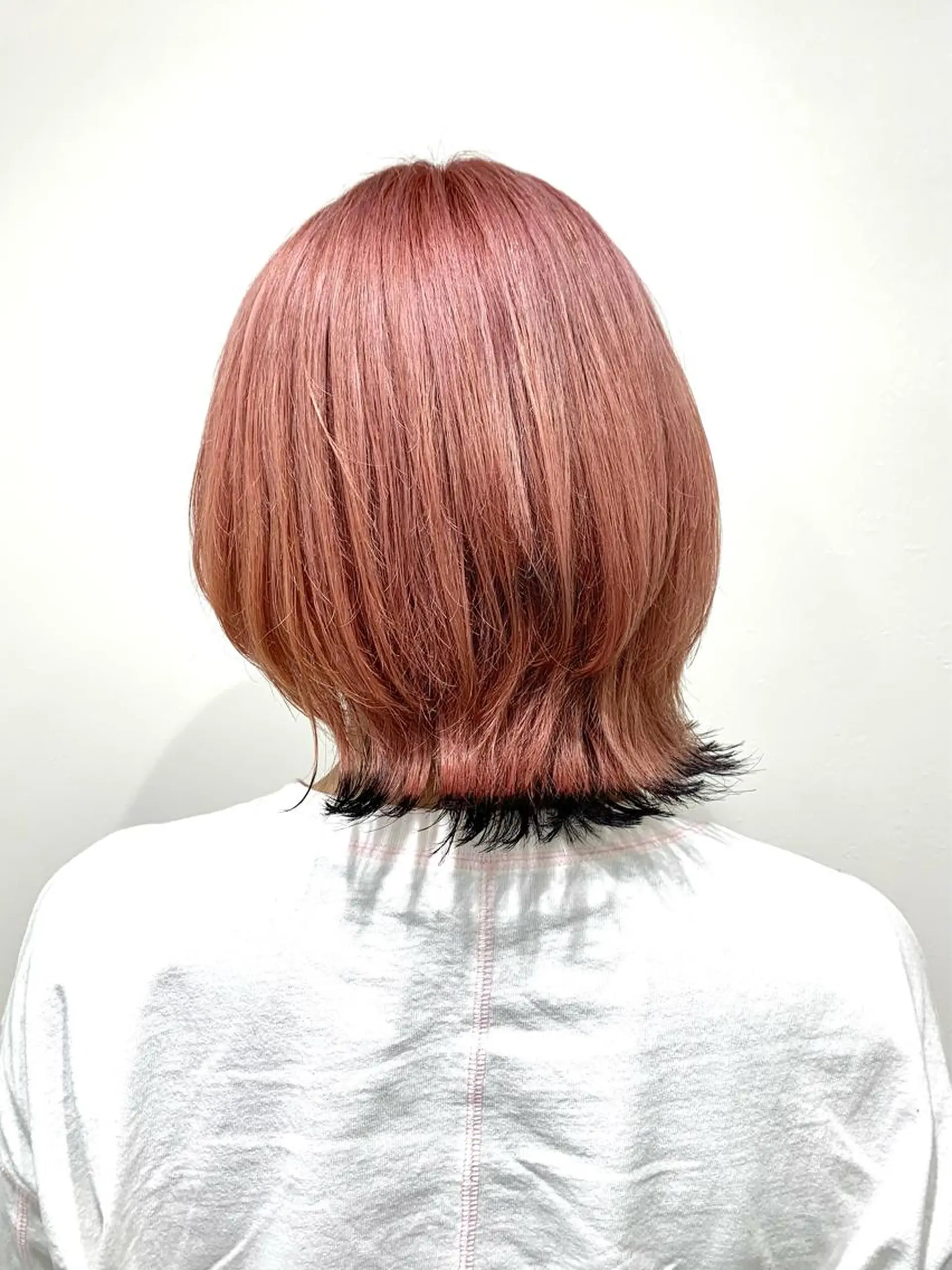 ミディアム カラー ウルフカット レイヤー ハイトーン 暖色⭐︎KANAKOのヘアスタイル