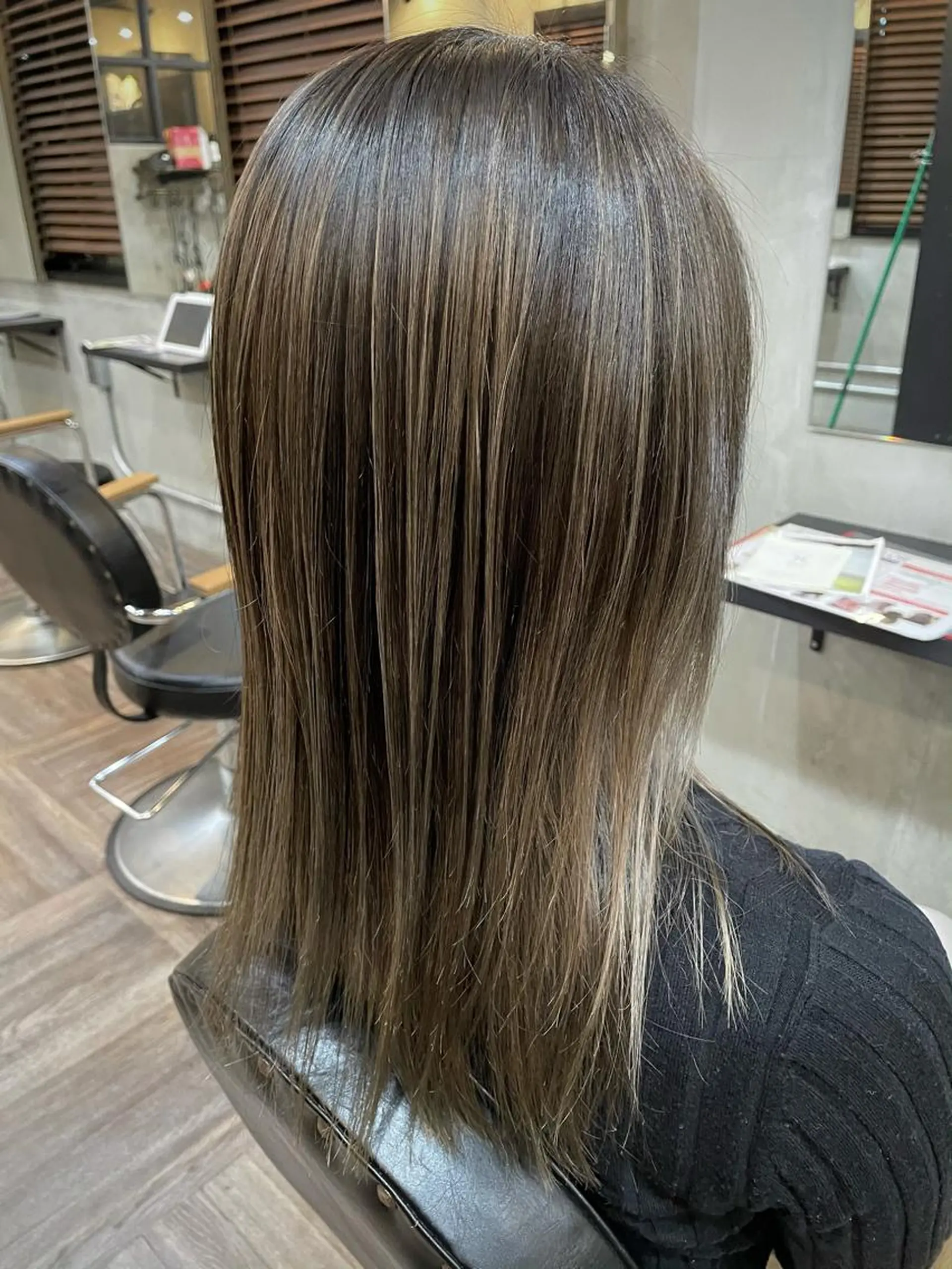 セミロング カラー バレイヤージュ レイヤーカット La fith 店長 城谷颯人のヘアスタイル