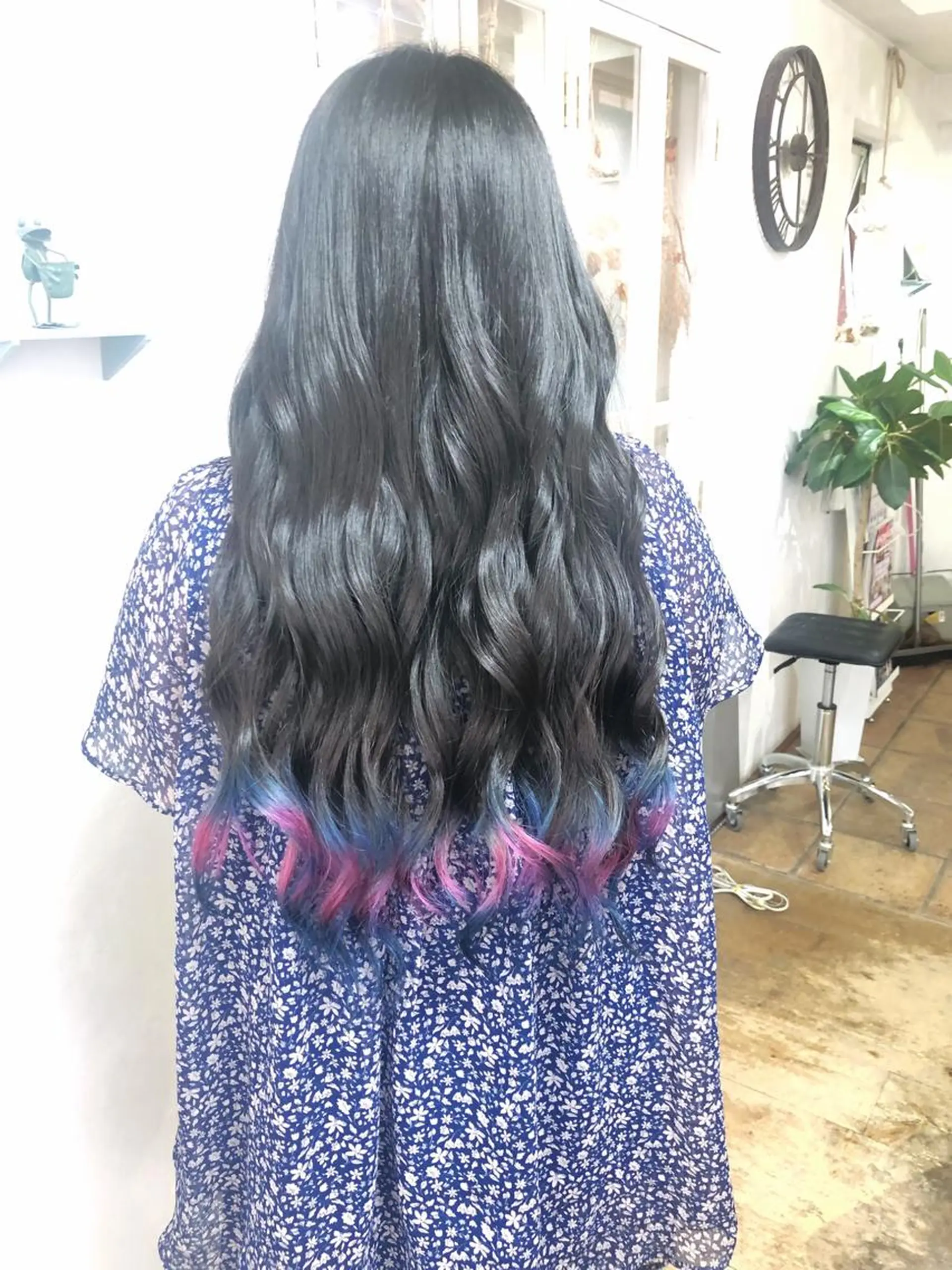 ロング カラー パーマ ヘアアレンジ ヘアカラー トリートメント 推し活専用 【派手髪】飯野ゆかりのヘアスタイル