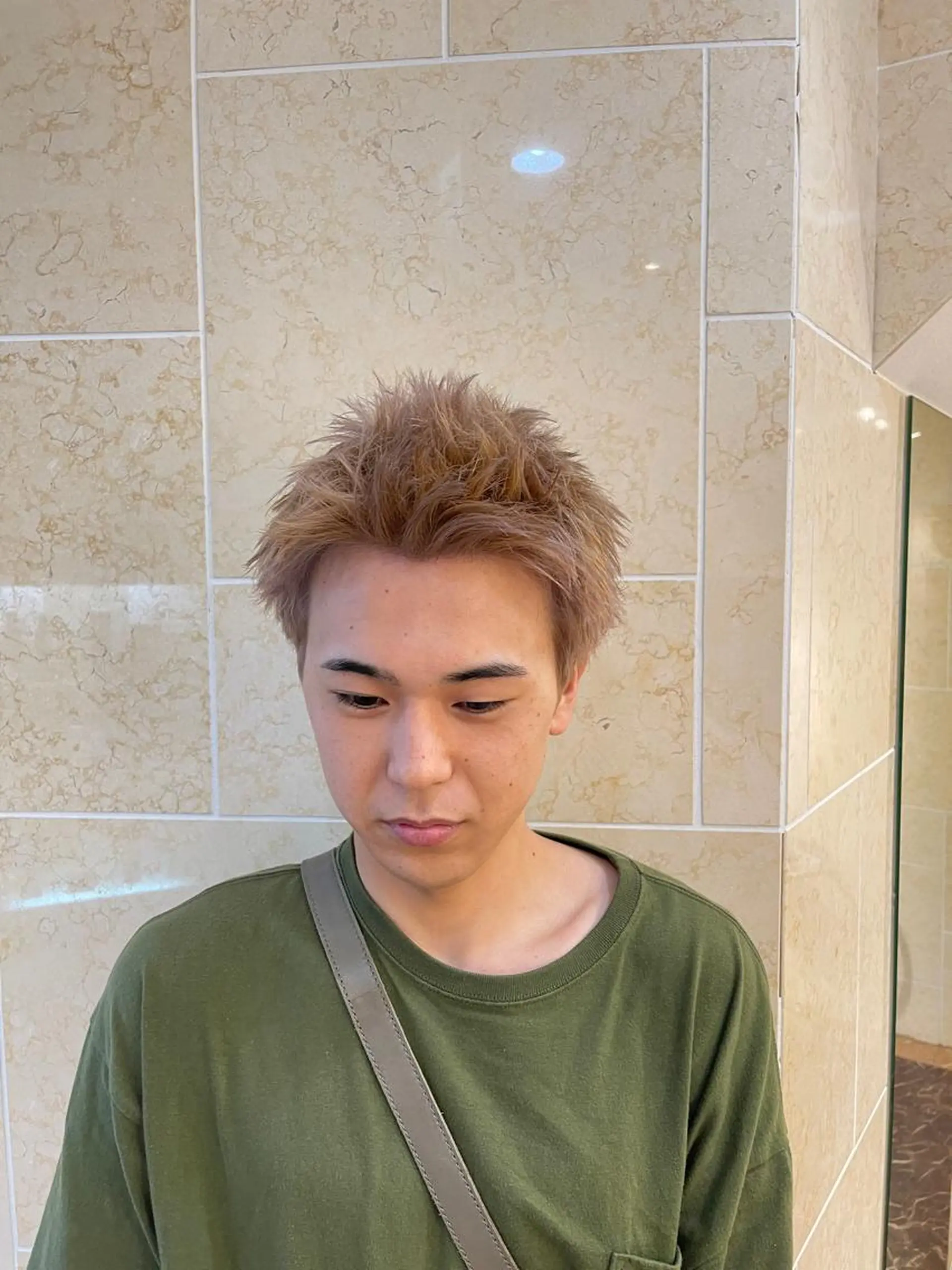 カラー メンズ メンズハイトーン スパイキーショート ハイトーンカラー CARE SHINSAIBASHI所属・縮毛・酸性ストレート 専門 今井のヘアスタイル