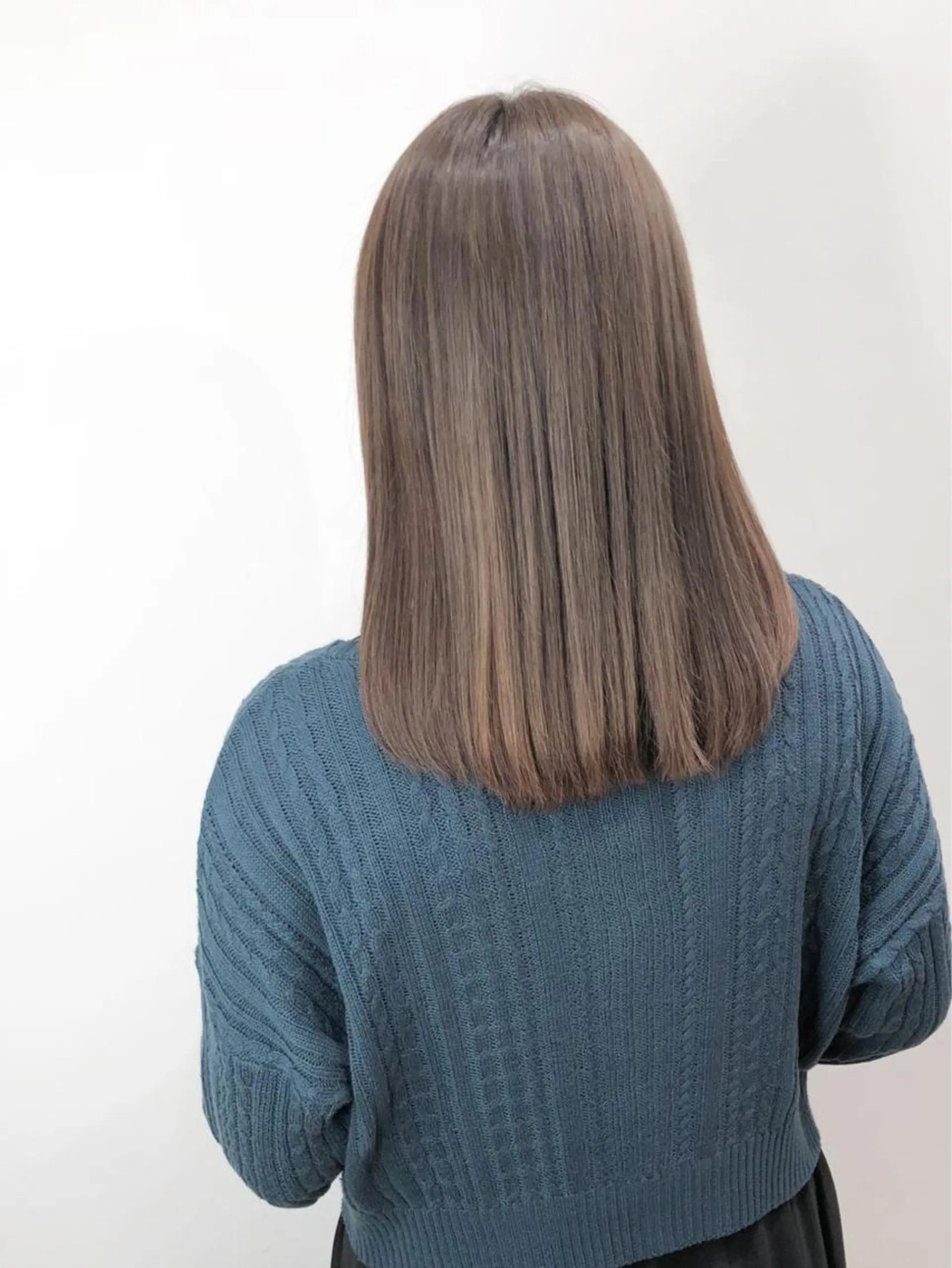 ミディアム カラー グレージュ  渡部 妃月のヘアスタイル