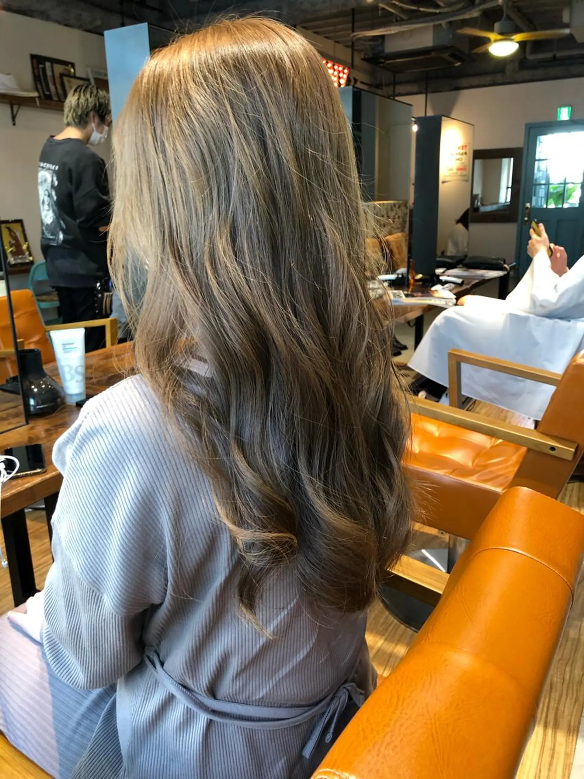 ロング カラー ブリーチ グレージュ ミルクティーグレージュ ブリーチなしカラー 🌟小顔カット🌟 レイヤーカットボブのヘアスタイル