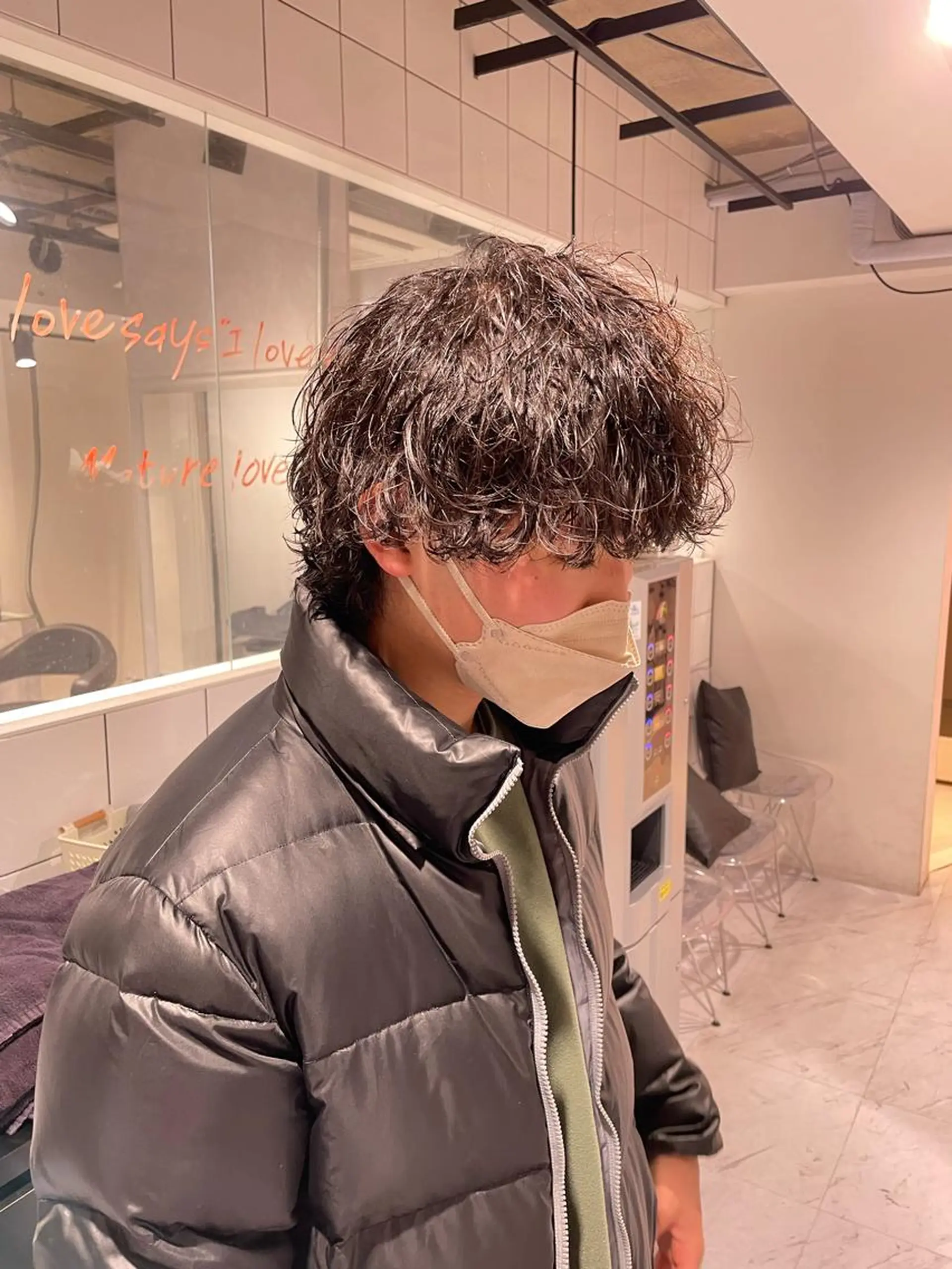 ショート カラー パーマ ヘアアレンジ メンズ メンズブリーチ センターパート メンズハイライト メンズハイトーン マッシュウルフ カット パーマ トリートメント ヘッドスパ ヘアセット スパイキー/フェザー /波巻き/かいとのヘアスタイル