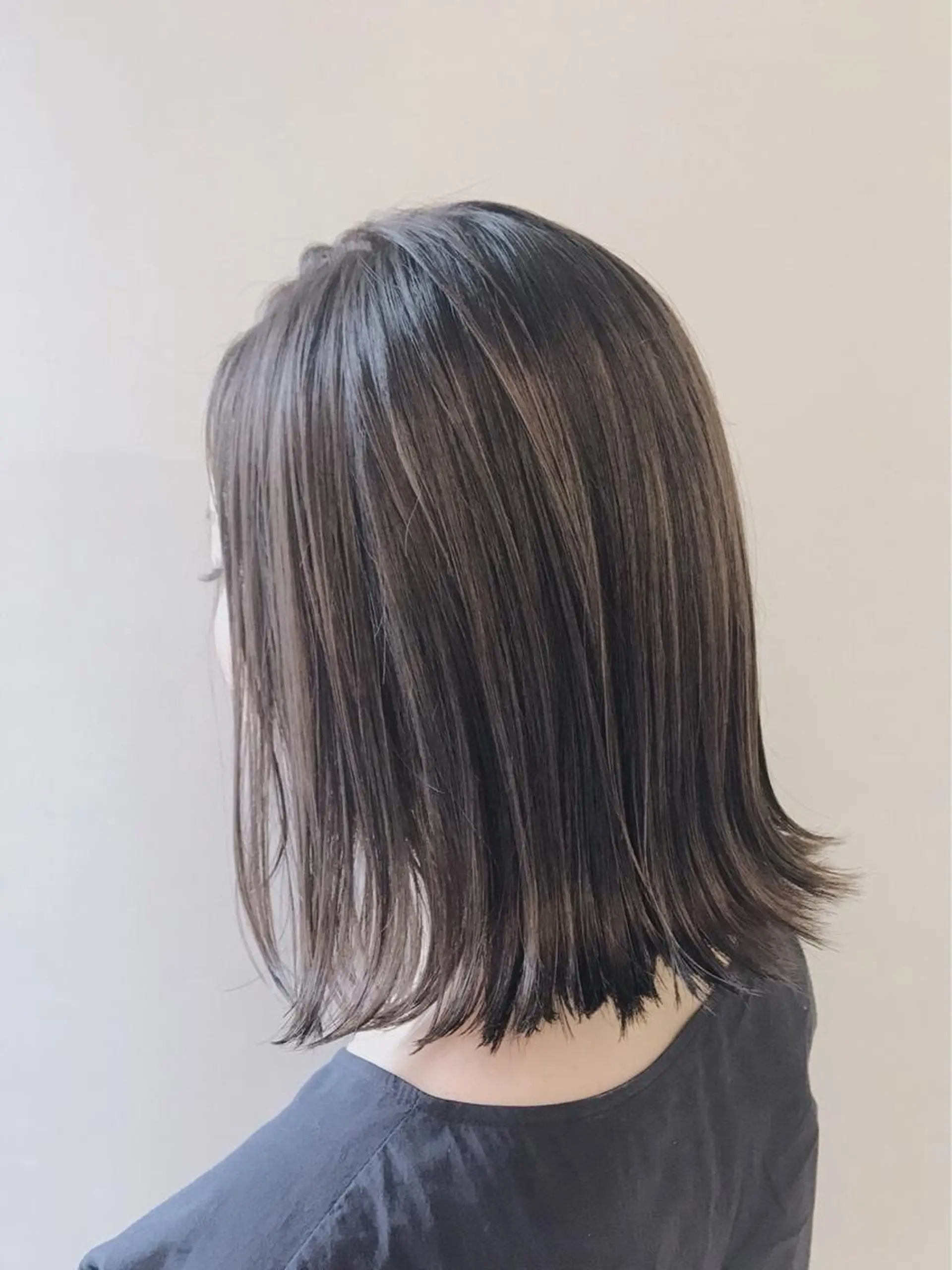 ミディアム カラー アッシュ アッシュグレー ハイライトカラー ハイライト 外ハネヘア ヘアカラー トリートメント ぱつっとボブ/ 小野あかねのヘアスタイル