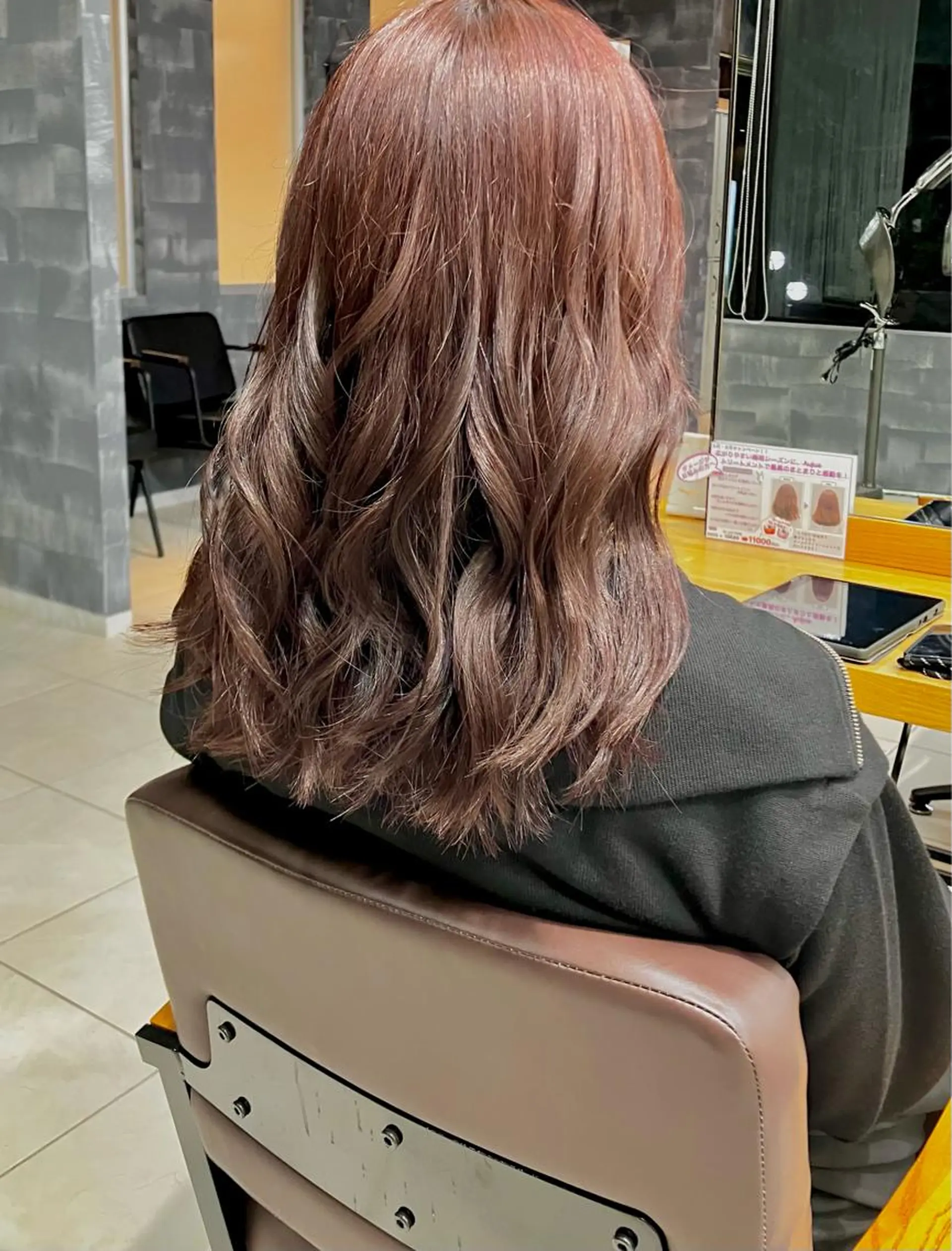 セミロング カラー 🦔Laulu 菅原綾乃のヘアスタイル