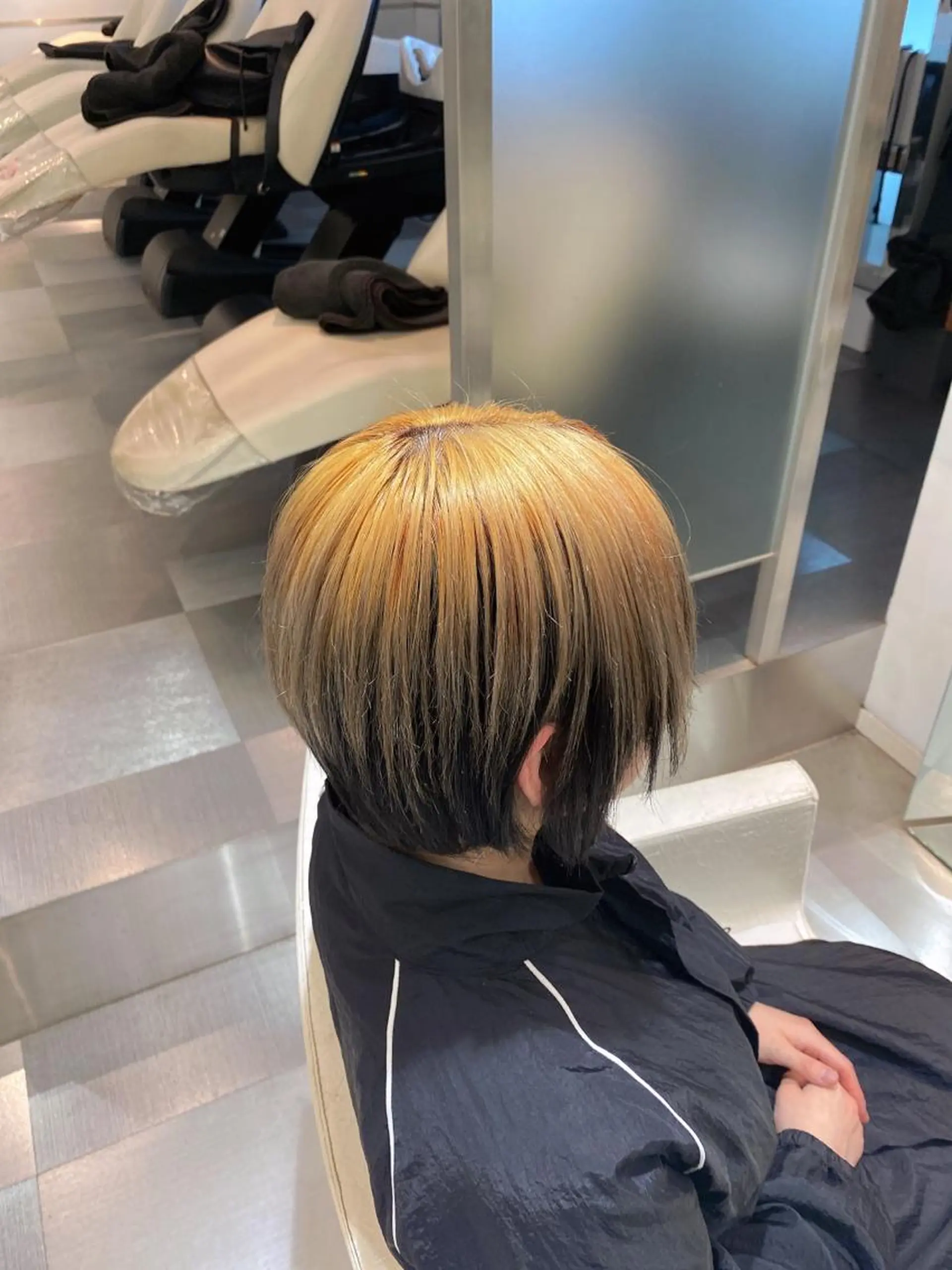 ショート カラー 抜きっぱなしブロンド コテ巻き風パーマ 藤澤　知彌のヘアスタイル