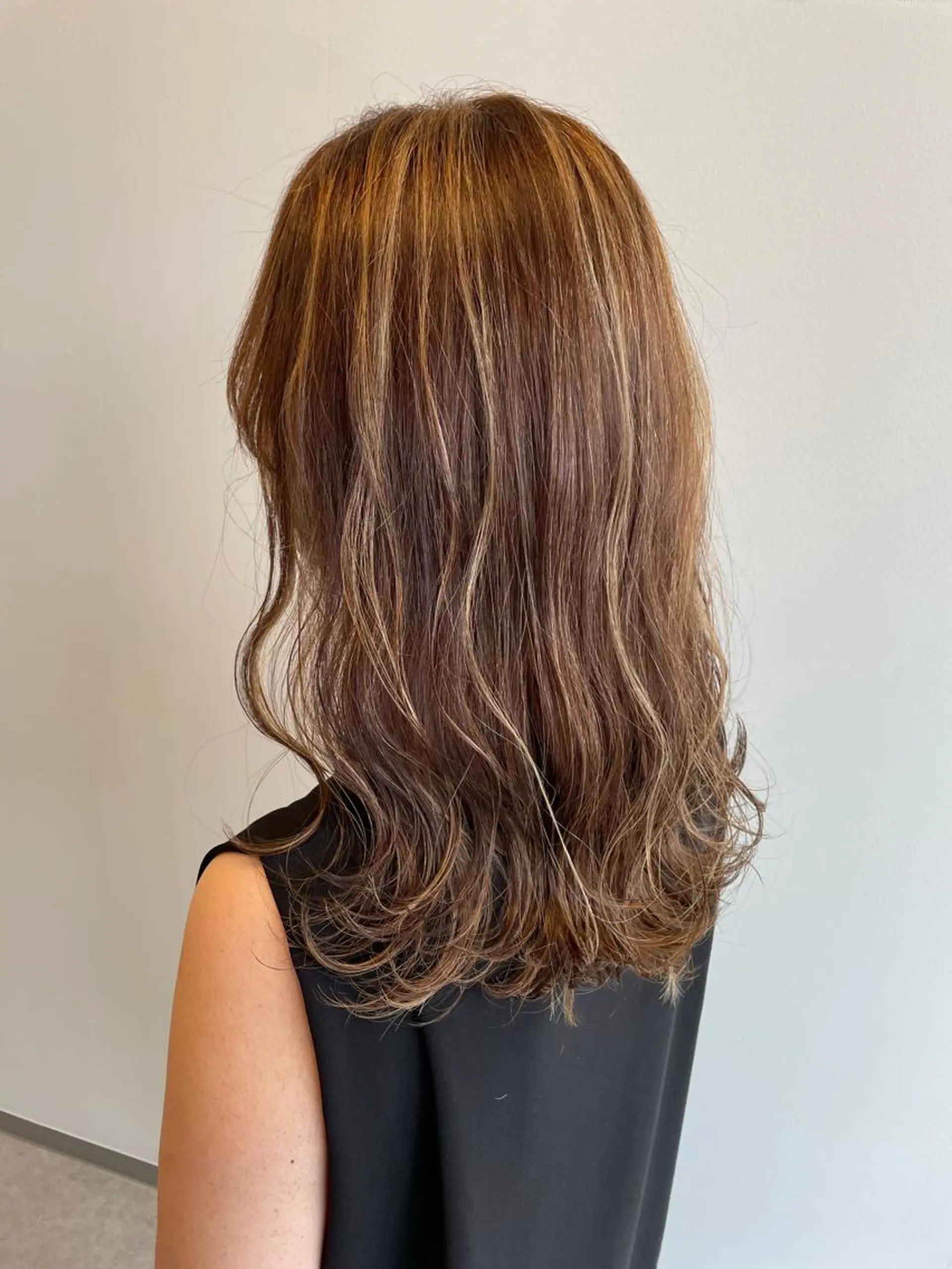 ロング カラー ハイライトカラー ハイライト 似合わせスタイル 岡田勇哉のヘアスタイル