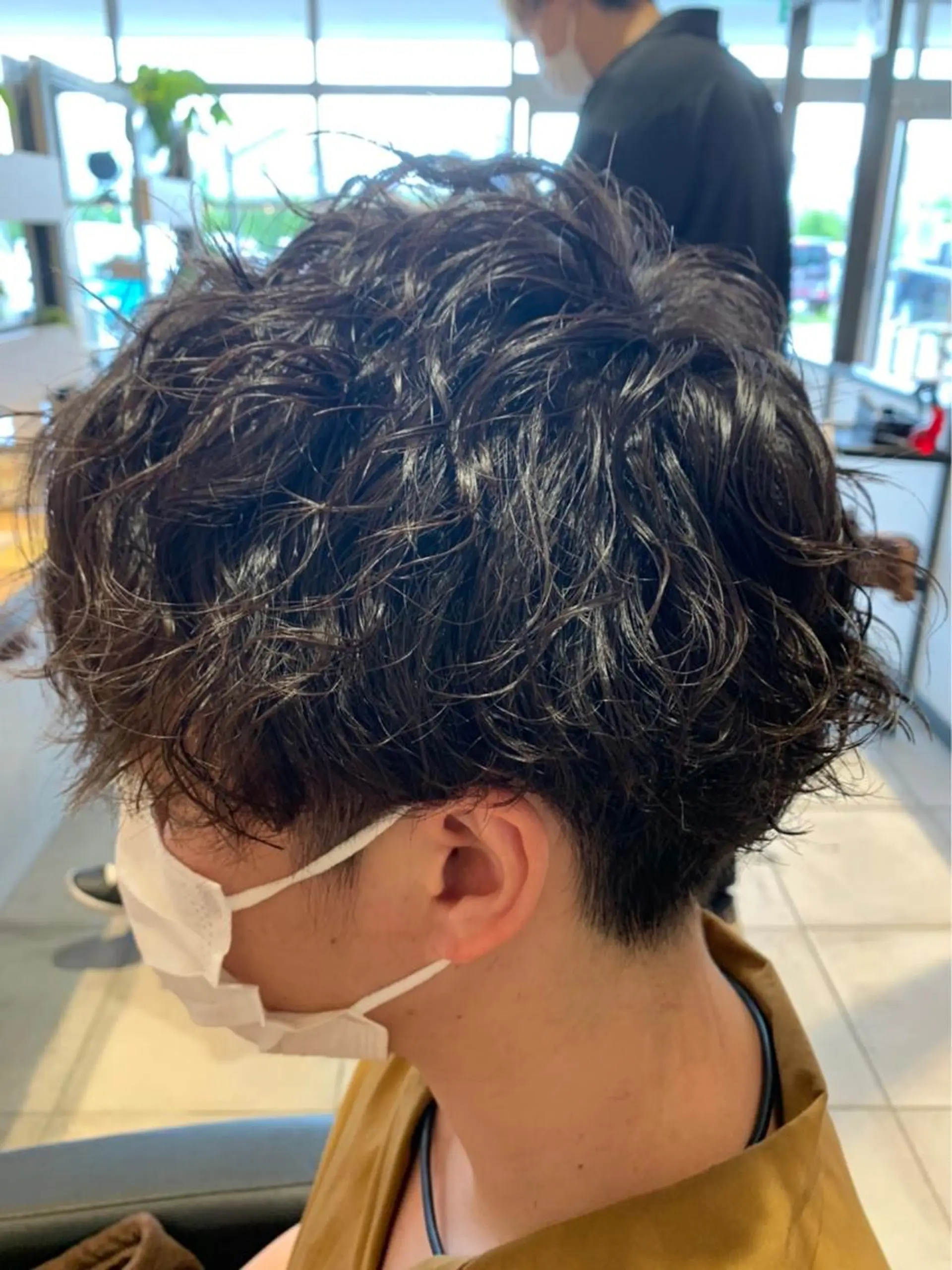 ミディアム カラー パーマ ヘアアレンジ メンズ アイブロウ ミディアムパーマ フェードカット メンズパーマ ツイストスパイラルパーマ 波巻きパーマ 💈メンズ特化 美容師サキ💈のヘアスタイル