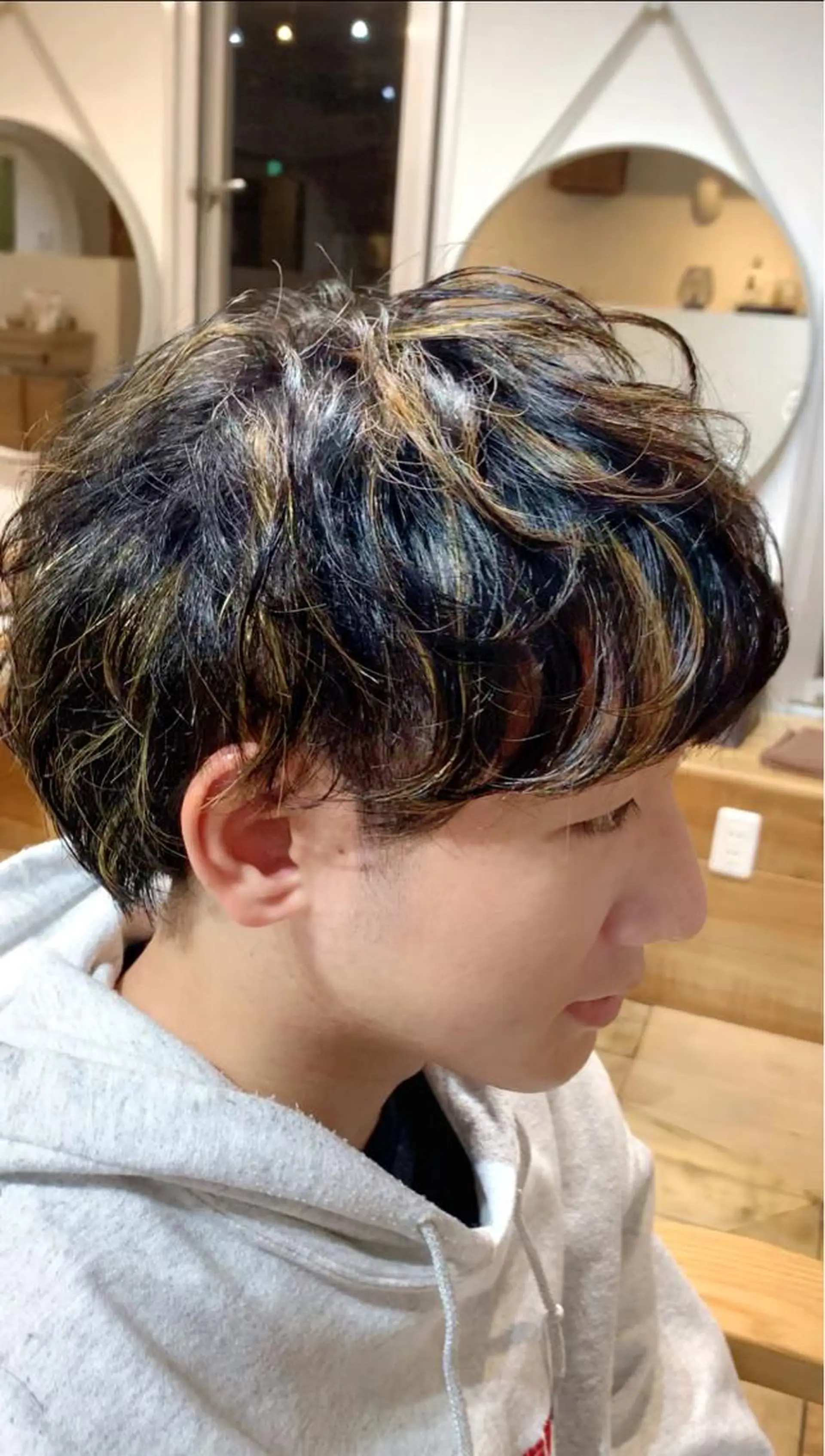 ショート カラー メンズ メンズブリーチ センターパート フェードカット メンズハイライト メンズハイトーン メンズStylist 山根慧のヘアスタイル