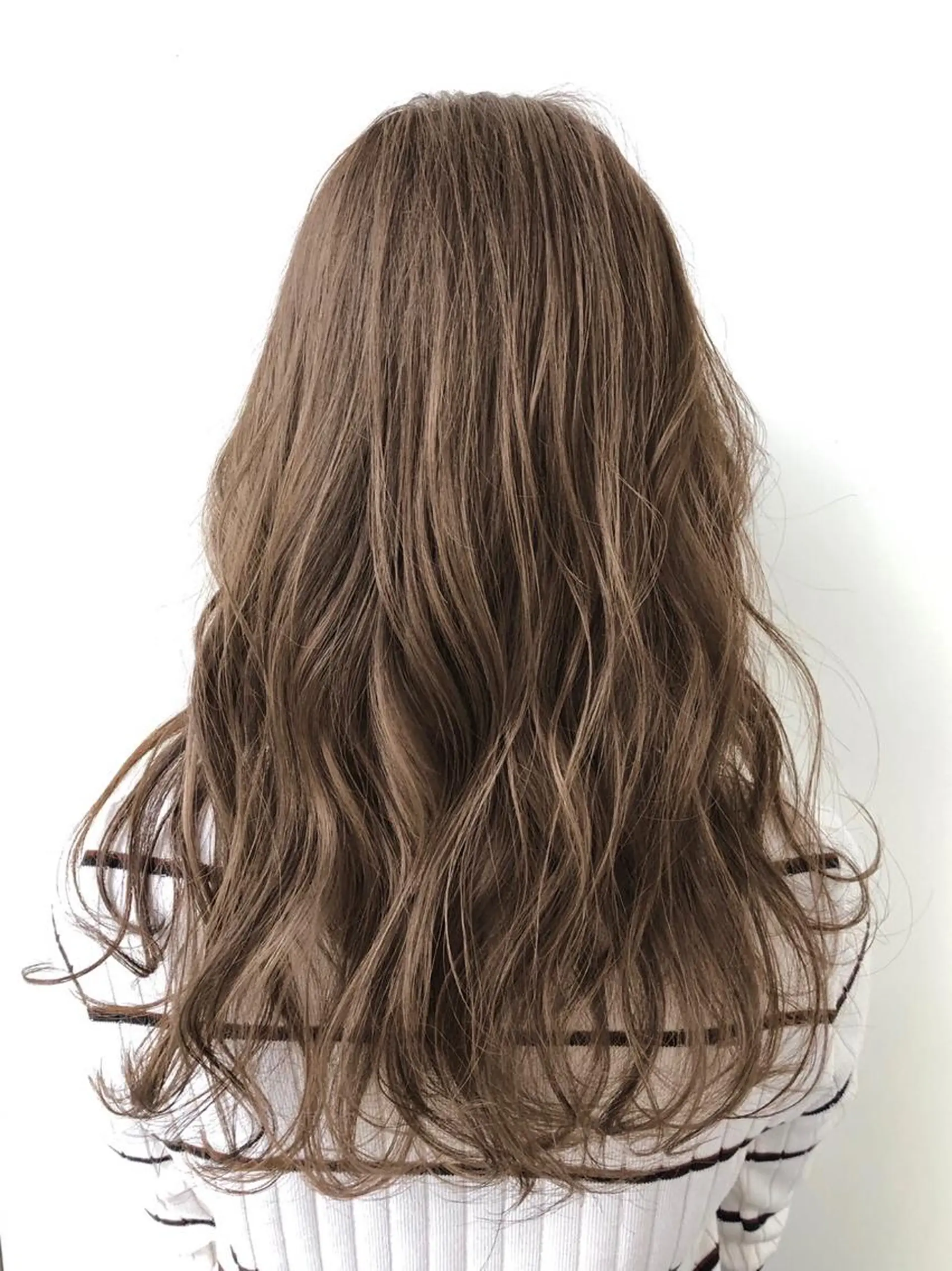 ロング カラー ANNA ／艶髪／ハイトーンのヘアスタイル